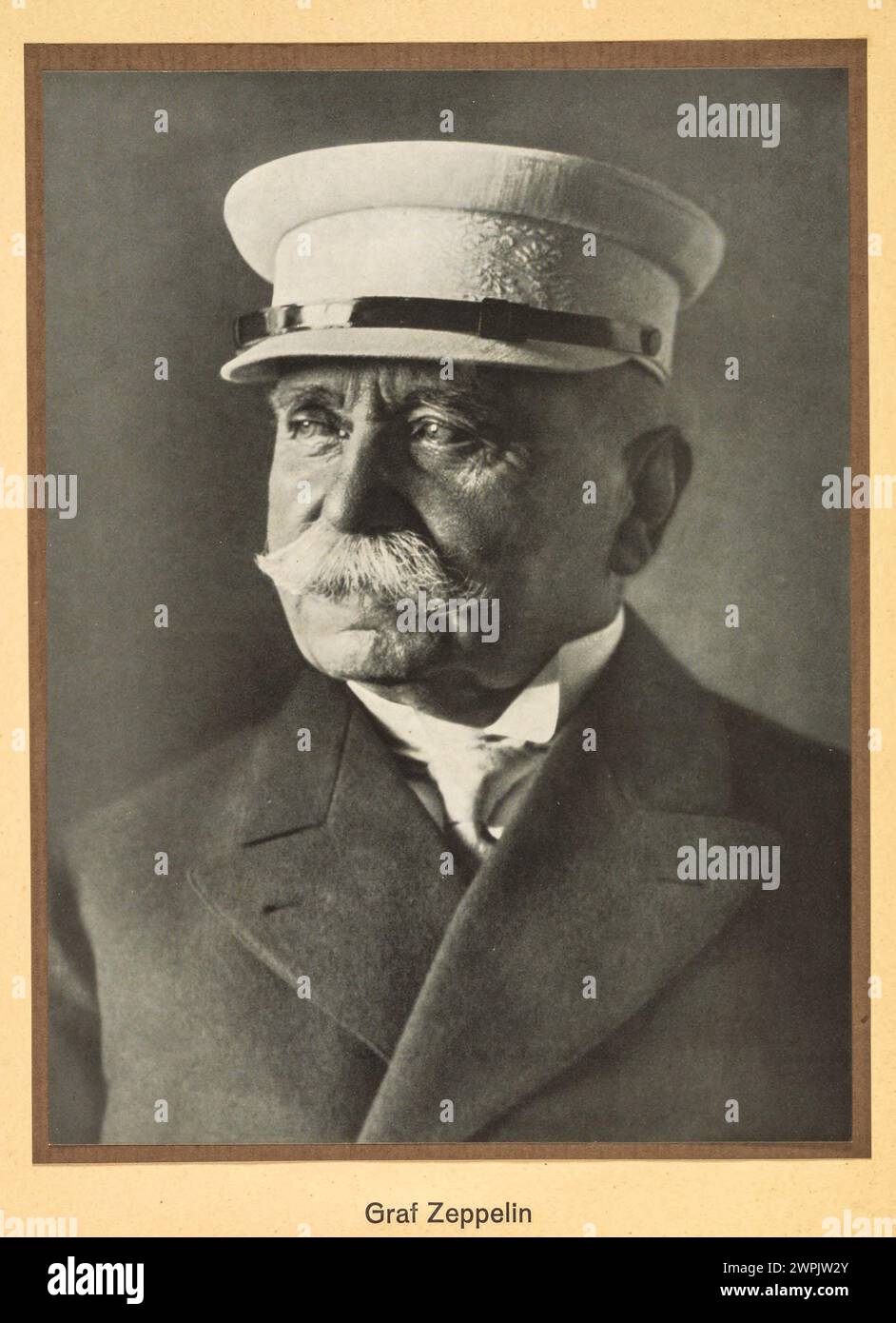 Graf Ferdinand von Zeppelin (deutsch: Ferdinand Adolf Heinrich August Graf von Zeppelin; 8. Juli 1838–8. März 1917) war ein deutscher General und späterer Erfinder der Zeppelin-Starrluftschiffe. Sein Name wurde zum Synonym für Luftschiffe und dominierte den Fernflug bis in die 1930er Jahre Er gründete die Firma Luftschiffbau Zeppelin. Stockfoto