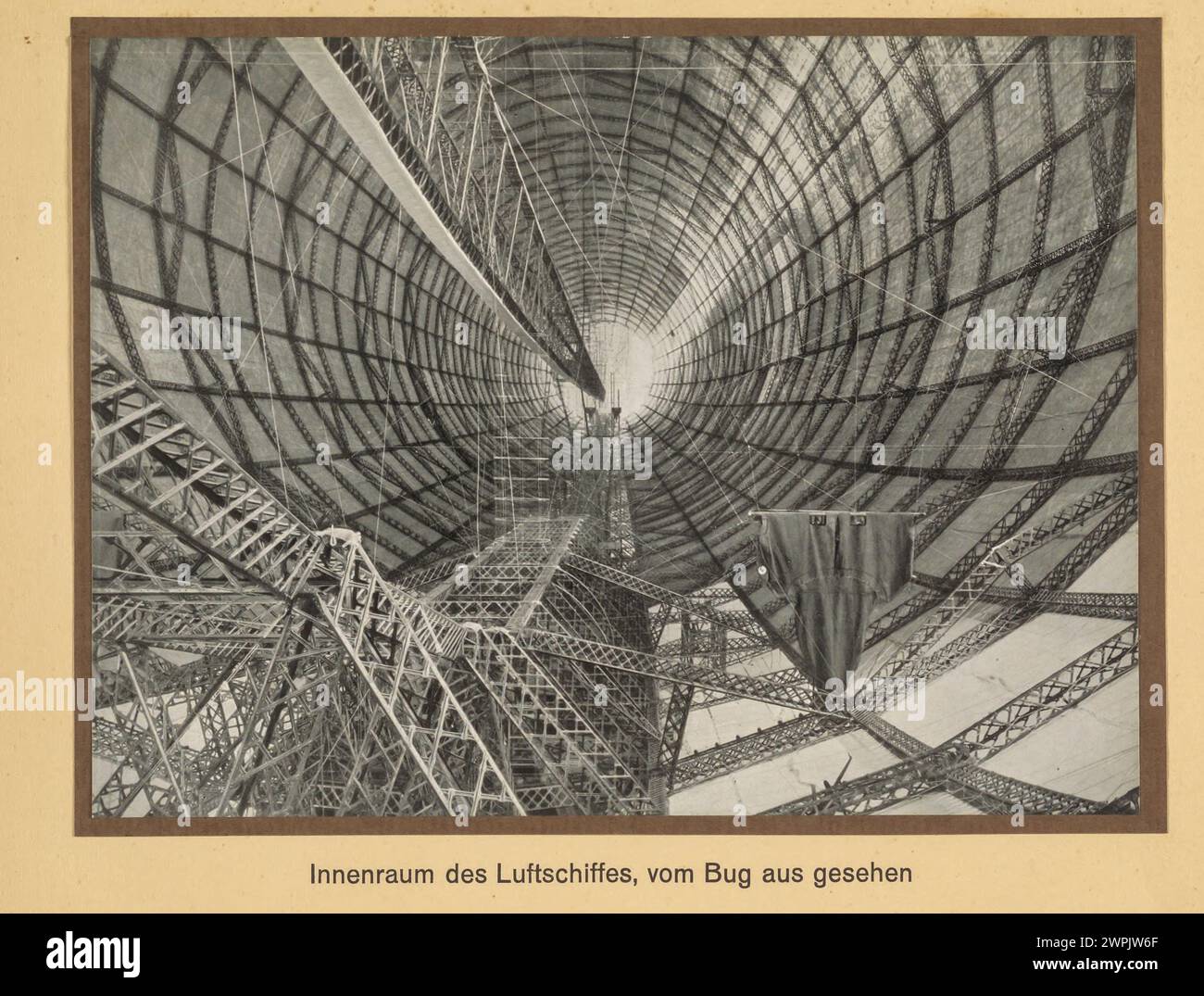 Das Innere des Luftschiffs von der Nase aus gesehen. Eine axiale Gangway verläuft durch die Mitte des Schiffes. LZ 127 Graf Zeppelin (Deutsches Luftschiff Zeppelin 127) war ein mit Wasserstoff gefülltes Luftschiff, das von 1928 bis 1937 mit der Baunummer LZ 127 (117. Zeppelin-Luftschiff) flog. Eigentümer: Luftschiffbau Zeppelin Q.m.b.H., Friedrichshafen a. B. Verwendung: LZ 127 soll die technische und wirtschaftliche Möglichkeit des transozeanischen Luftschiffverkehrs auf langen Reisen demonstrieren.Sammlung einschlägiger Erfahrungen, insbesondere Forschung zu den meteorologischen Bedingungen auf Futur Stockfoto