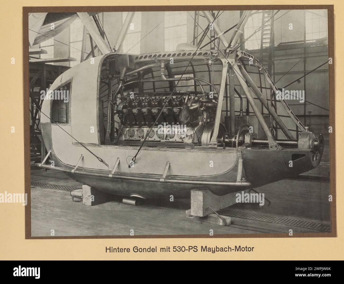 Hintere Gondel mit 530-PS-Maybach-Motor. LZ 127 Graf Zeppelin (Deutsches Luftschiff Zeppelin 127) war ein mit Wasserstoff gefülltes Luftschiff, das von 1928 bis 1937 mit der Baunummer LZ 127 (117. Zeppelin-Luftschiff) flog. Eigentümer: Luftschiffbau Zeppelin Q.m.b.H., Friedrichshafen a. B. Verwendung: LZ 127 soll die technische und wirtschaftliche Möglichkeit des transozeanischen Luftschiffverkehrs auf langen Strecken demonstrieren.Sammlung einschlägiger Erfahrungen, insbesondere der Erforschung der meteorologischen Bedingungen auf zukünftigen Transportwegen. Ausflüge für Wissenschaft und Surv Stockfoto