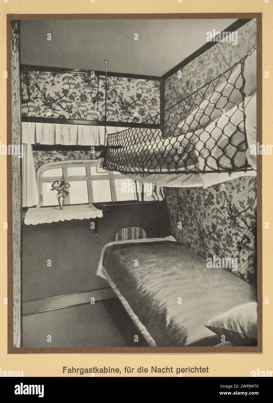 Fahrgastkabine für den Tagesgebrauch. LZ 127 Graf Zeppelin (Deutsches Luftschiff Zeppelin 127) war ein mit Wasserstoff gefülltes Luftschiff, das von 1928 bis 1937 mit der Baunummer LZ 127 (117. Zeppelin-Luftschiff) flog. Eigentümer: Luftschiffbau Zeppelin Q.m.b.H., Friedrichshafen a. B. Verwendung: LZ 127 soll die technische und wirtschaftliche Möglichkeit des transozeanischen Luftschiffverkehrs auf langen Strecken demonstrieren.Sammlung einschlägiger Erfahrungen, insbesondere der Erforschung der meteorologischen Bedingungen auf zukünftigen Transportwegen. Fahrten für Wissenschaft und Vermessung von pur Stockfoto