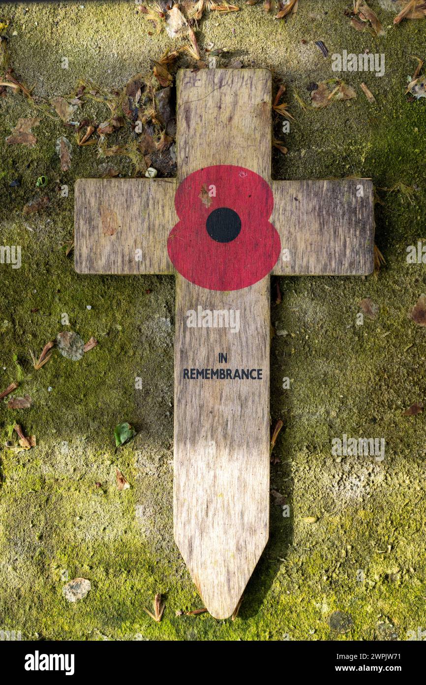 Einfaches hölzernes Kreuz links oben auf einer Mauer an der Stelle des Kriegsdenkmals in Bath, Somerset Stockfoto