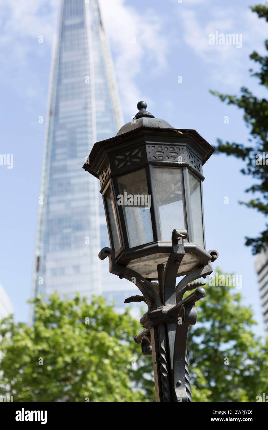 Großbritannien, London, kunstvolle Schmiedeeisenlampe und The Shard. Stockfoto