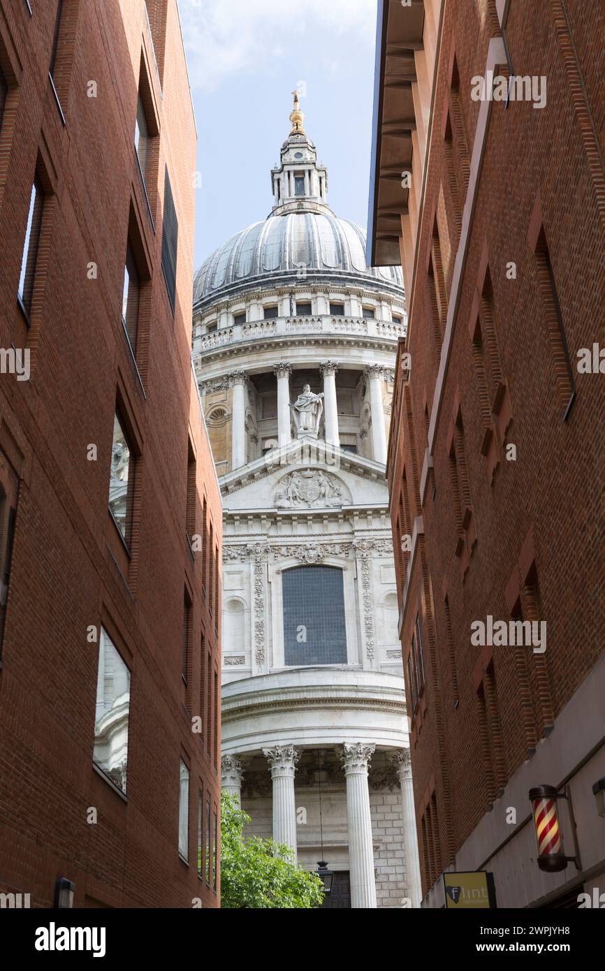 Großbritannien, London, Blick auf den Dom der St. Pauls Cathedral von der Queen's Head Passage. Stockfoto