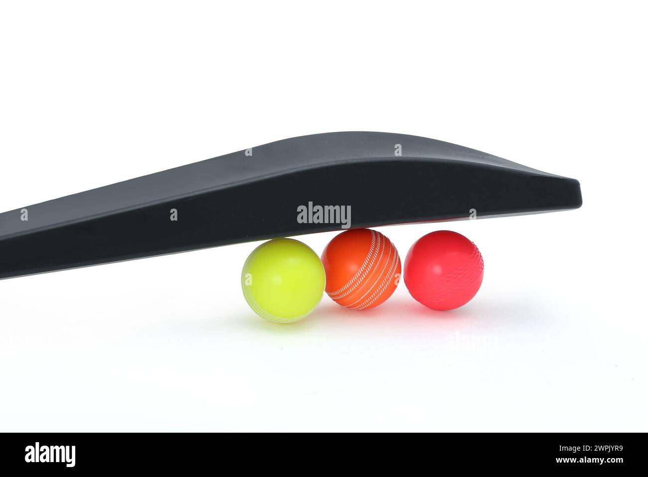 Windball mit schwarzer pvc-Cricket-Fledermaus isoliert Stockfoto
