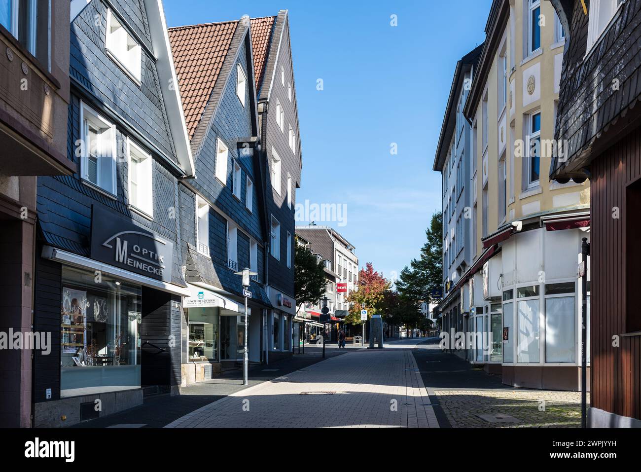 Hattingen, Deutschland - 9. Oktober 2022: Blick auf die Altstadt von Hattingen mit Geschäften in Hattingen, Nordrhein-Westfalen, Altstadt Stockfoto