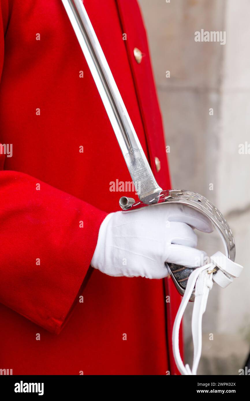 Großbritannien, London, Detail von Schwert und Hand einer königlichen Garde der Haushaltskalvalität. Stockfoto