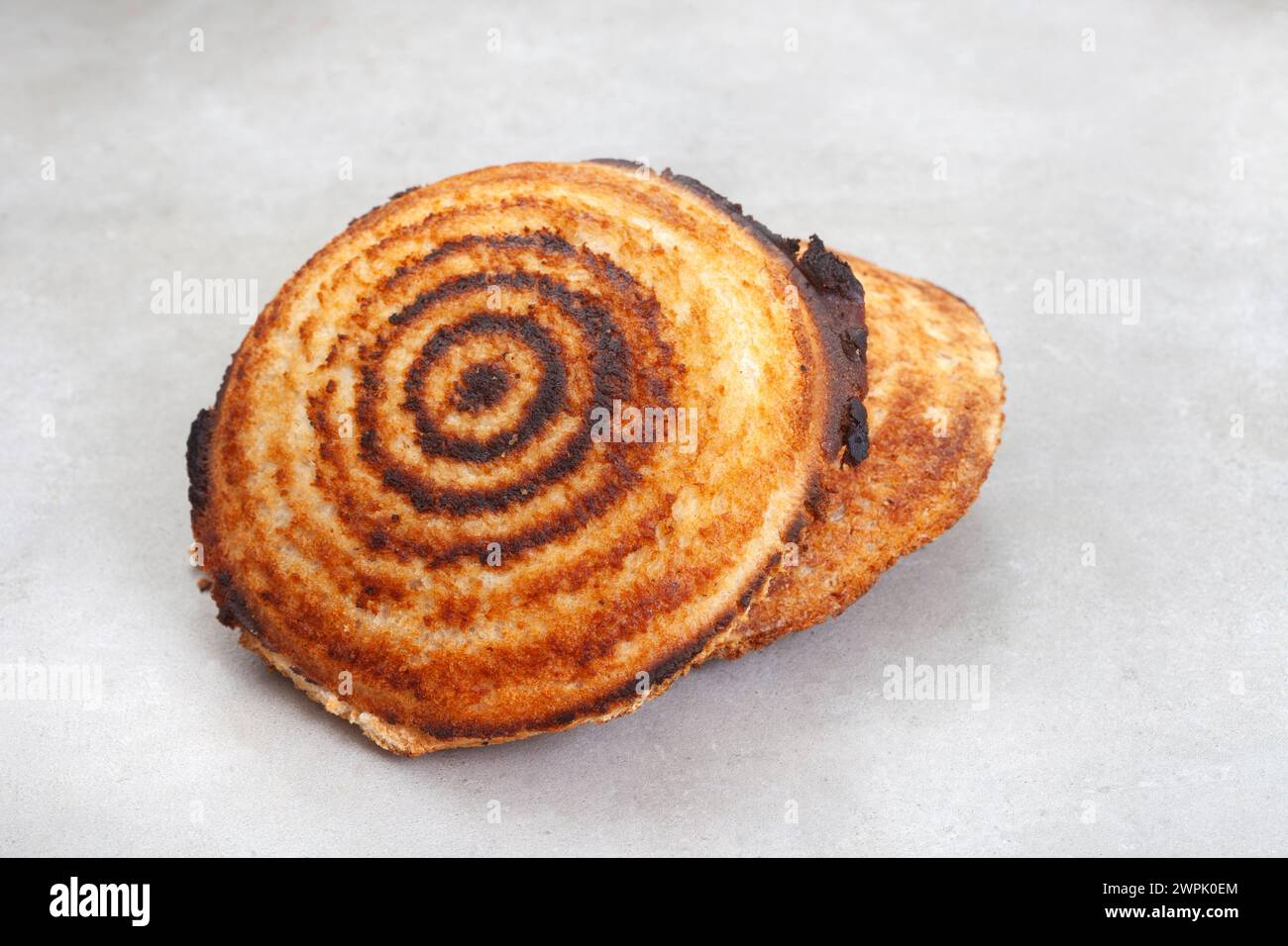 Jaffle, ein altes getoastetes Sandwich, gefüllt mit herzhaftem Hackfleisch. Grauer Hintergrund, Kopierraum Stockfoto