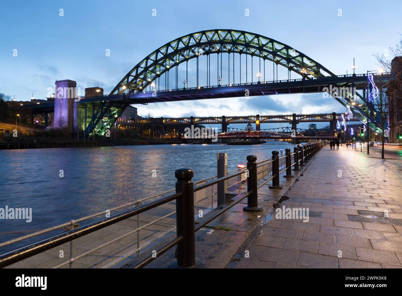 Großbritannien, Newcastle upon Tyne, Newcastle's farbenfrohe Brücken über den Fluss Tyne. Stockfoto