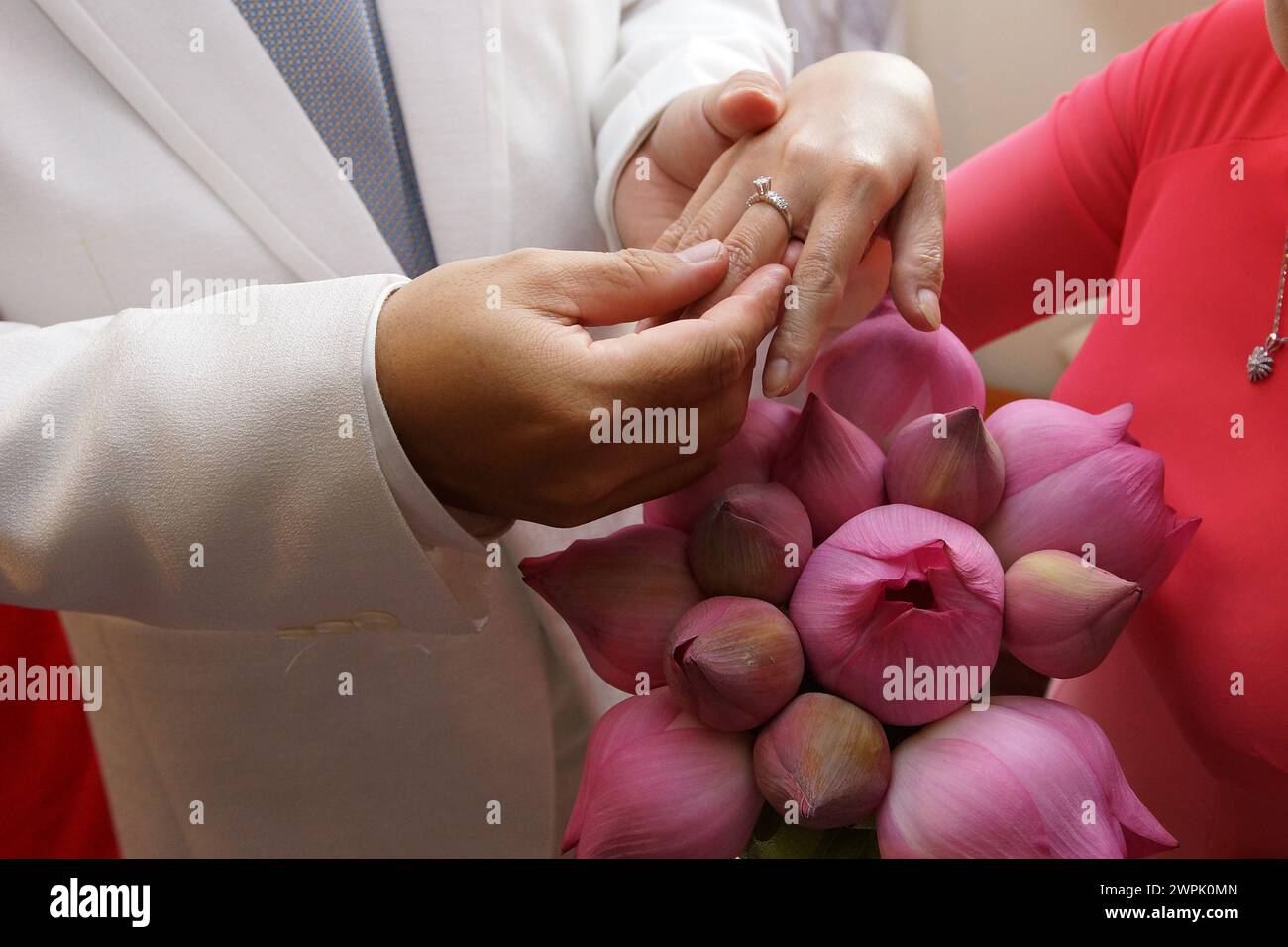 Hochzeit | Heiratsantrag | Braut | Bräutigam | Lotus | Halsketten | Ehering | asiatische Tradition Stockfoto