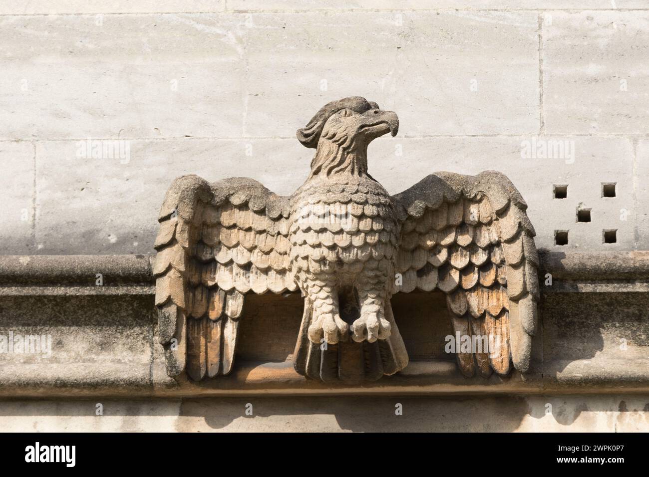 UK, Oxfordshire, Oxford, Gargoyles entlang der High Street Fascade des Magdalen College. Stockfoto