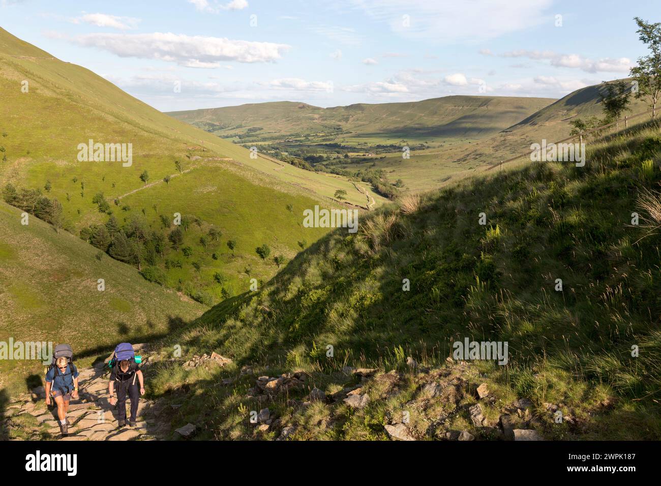 Großbritannien, Derbyshire, Spaziergänger auf der Jacobs-Leiter auf dem Pennine Way bei Edale. Stockfoto