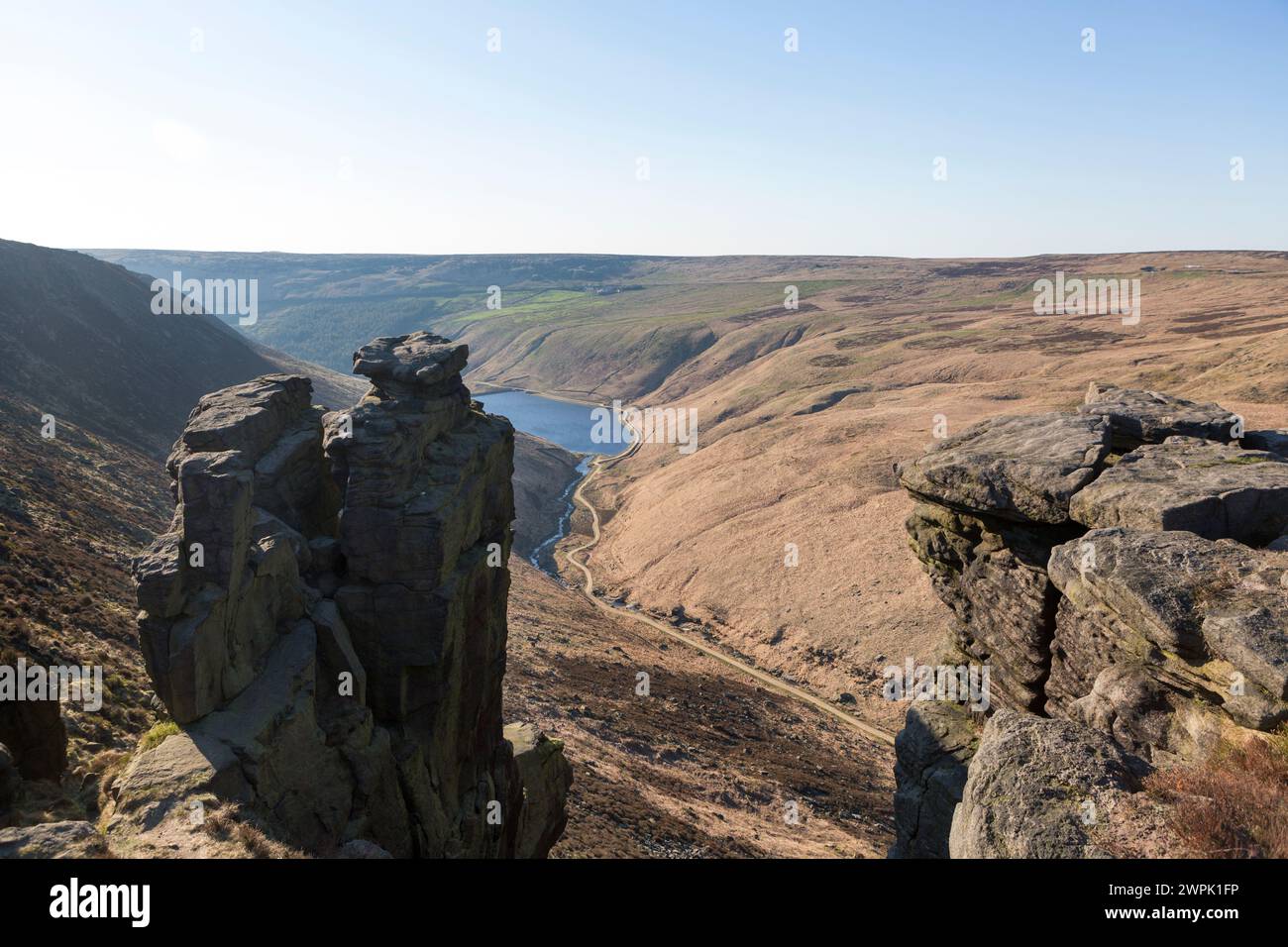 Dovedale, Derbyshire, Großbritannien, Felsvorsprung und Blick auf das Tal von Dovedale. Stockfoto