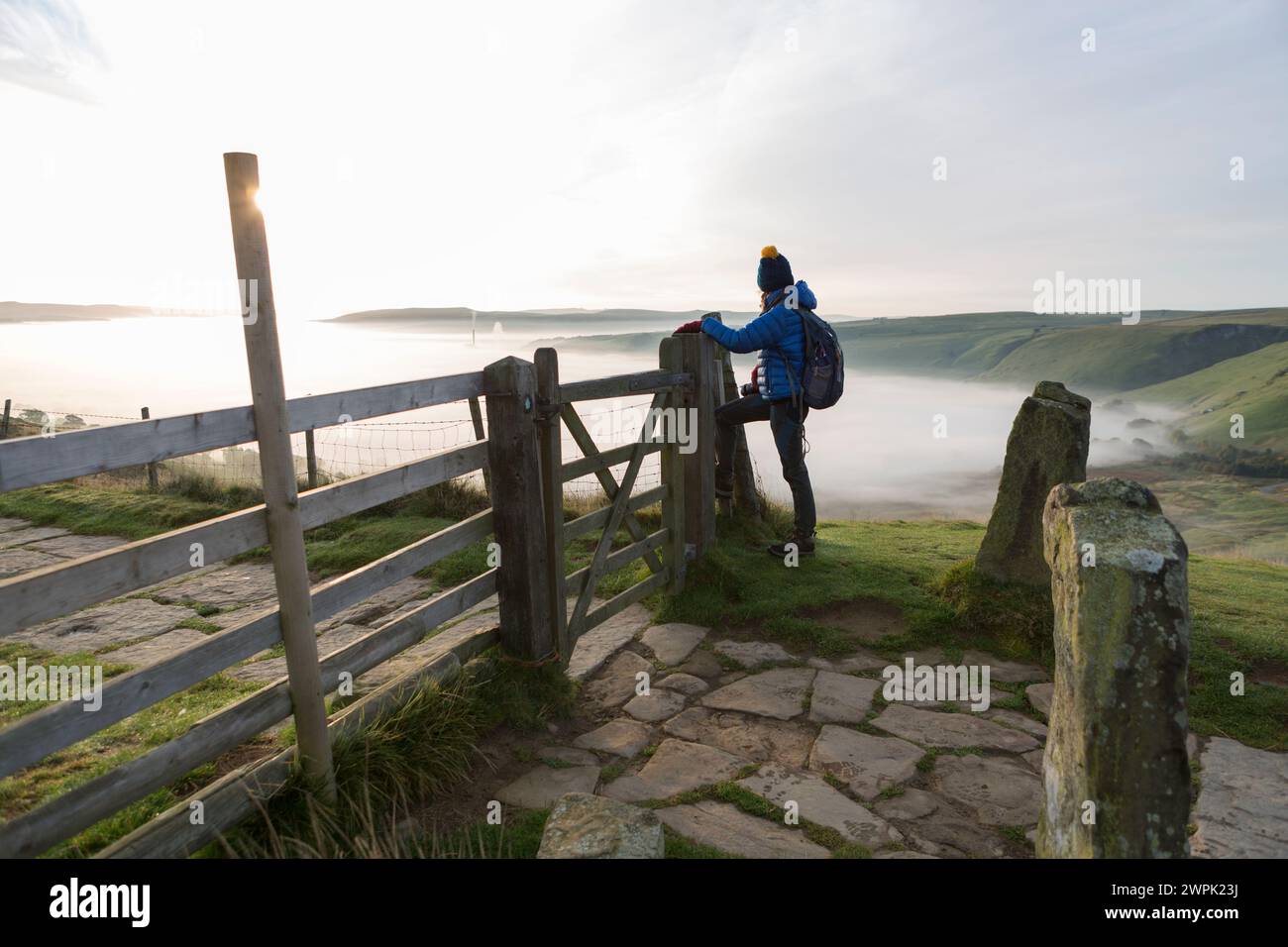 Großbritannien, Mam Tor Ridge, Spaziergänger am frühen Morgen entlang des Ridge - Peak District. Stockfoto