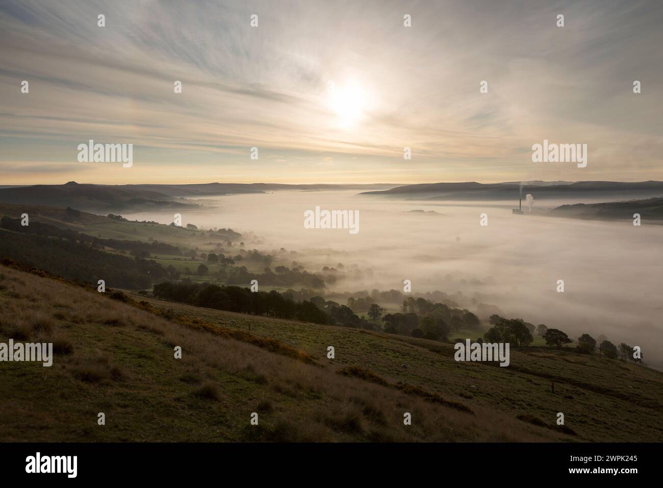Großbritannien, Derbyshire, Inversion/Nebel im Hope Valley. Stockfoto