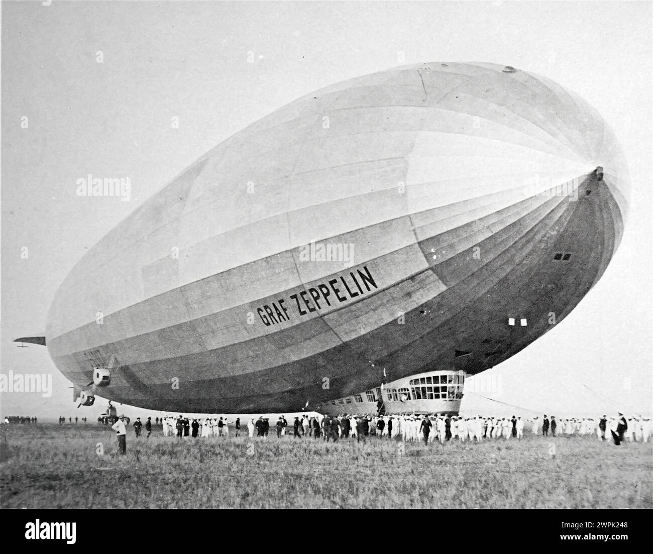 LZ 127 Graf Zeppelin (Deutsches Luftschiff Zeppelin 127) war ein mit Wasserstoff gefülltes Luftschiff, das von 1928 bis 1937 mit der Baunummer LZ 127 (117. Zeppelin-Luftschiff) flog. Eigentümer: Luftschiffbau Zeppelin Q.m.b.H., Friedrichshafen a. B. Verwendung: LZ 127 soll die technische und wirtschaftliche Möglichkeit des transozeanischen Luftschiffverkehrs auf langen Strecken demonstrieren.Sammlung einschlägiger Erfahrungen, insbesondere der Erforschung der meteorologischen Bedingungen auf zukünftigen Transportwegen. Fahrten zu wissenschaftlichen Zwecken und Vermessungszwecken. Verwendung als kommerzielles Luftschiff für t Stockfoto