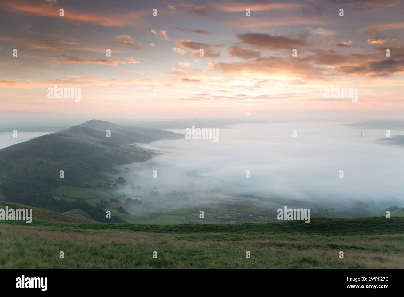 Großbritannien, Peak District, Blick auf den Sonnenaufgang von Mam Tor auf das Hope Valley in der Nähe von Castleton und edale. Stockfoto