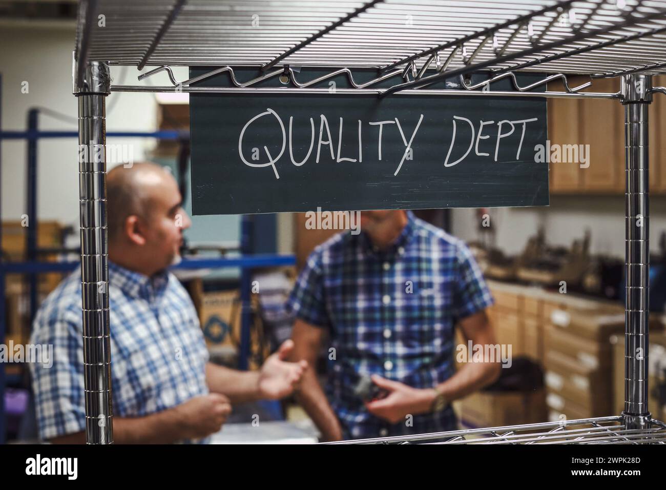 Techniker besprechen die Qualitätskontrolle in der Qualitätsabteilung Stockfoto