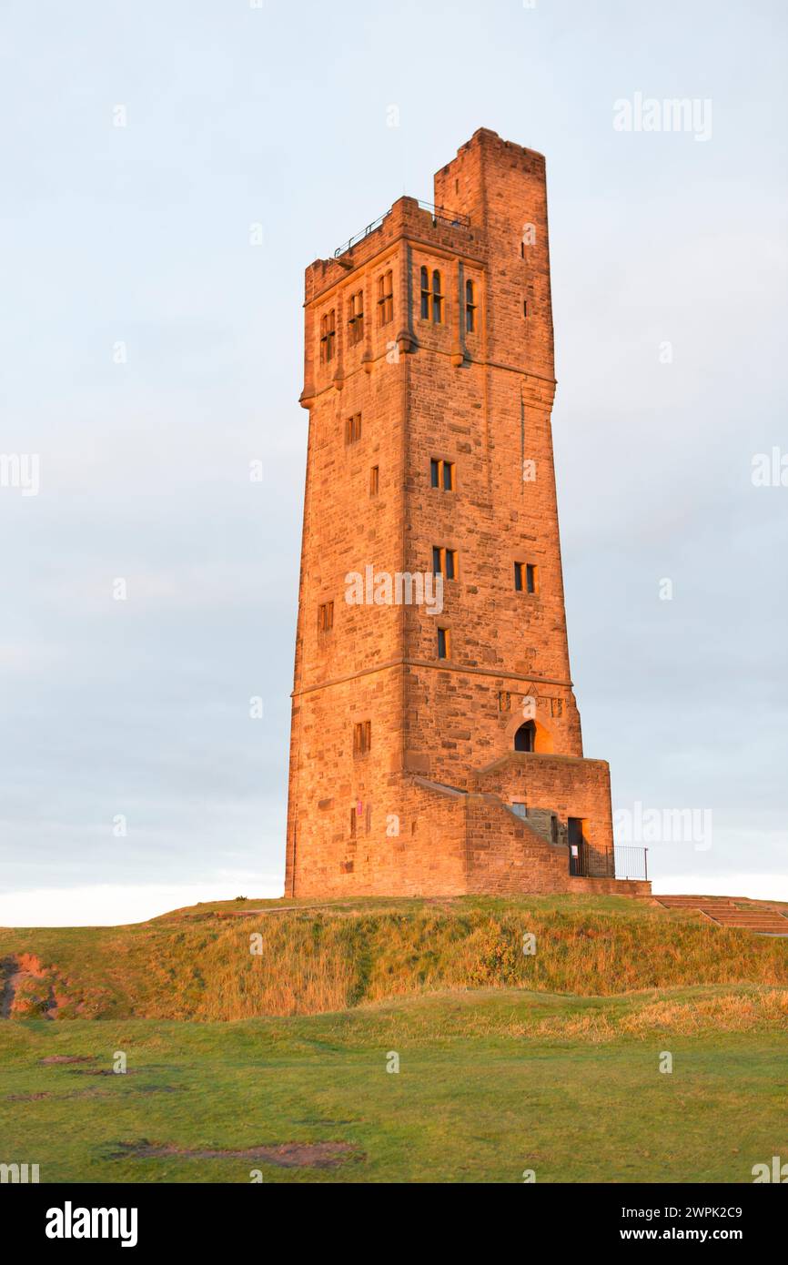 Großbritannien, West Yorkshire, Almondberry, Victoria Tower auf Castle Hill. Stockfoto