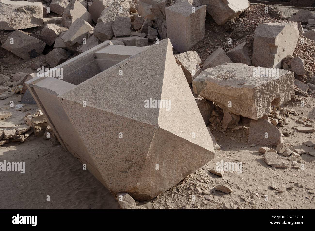 Gefallene Naos in den Ruinen des antiken Yebu, Elephantine Island, Assuan, Ägypten Stockfoto