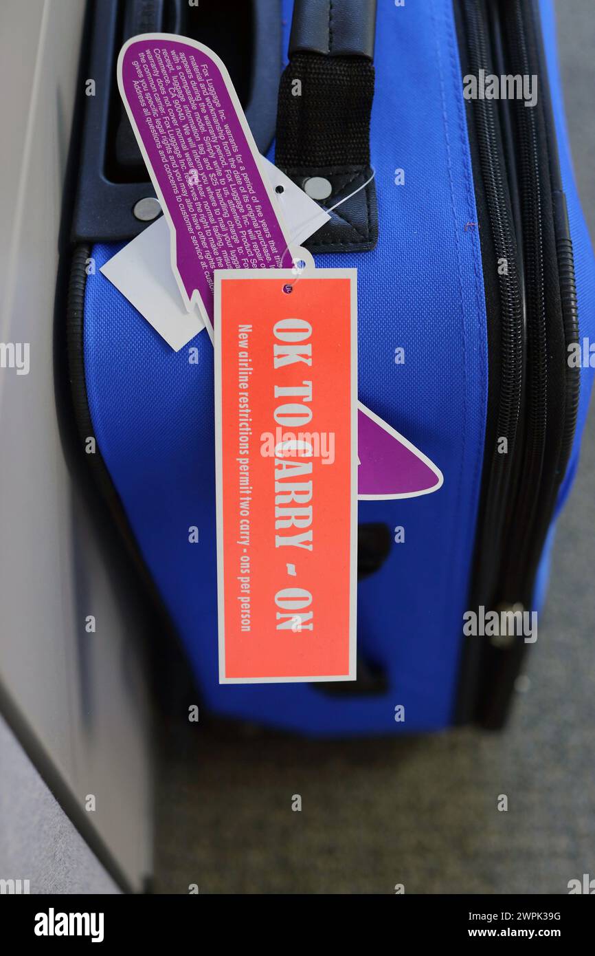 Koffer mit Etikett „OK zum Mitnehmen“ Stockfoto
