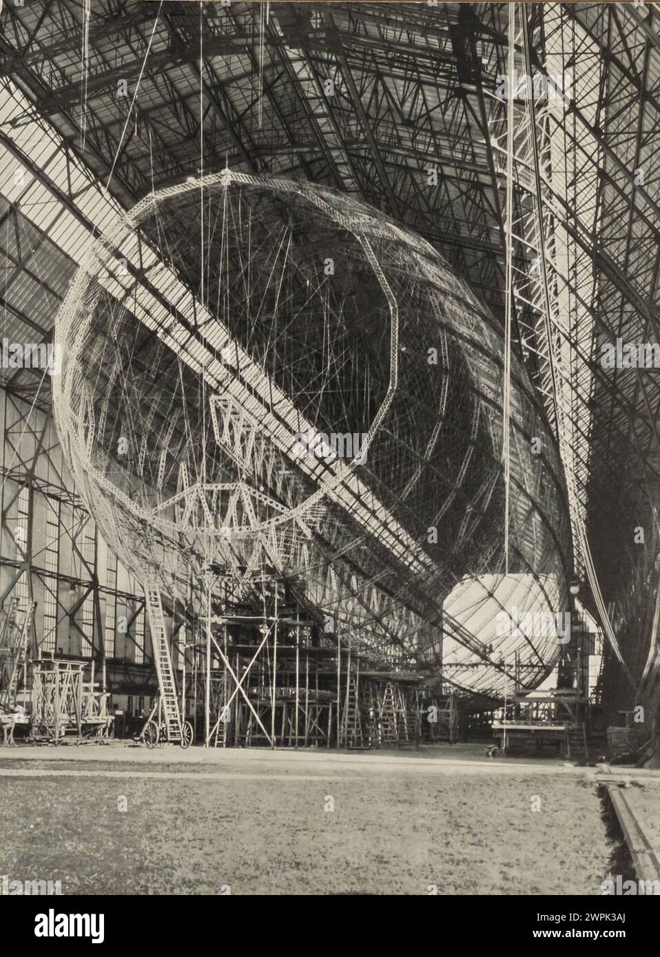 Luftschiffrahmen ohne Nasendeckel und Heckkonus. LZ 127 Graf Zeppelin (Deutsches Luftschiff Zeppelin 127) war ein mit Wasserstoff gefülltes Luftschiff, das von 1928 bis 1937 mit der Baunummer LZ 127 (117. Zeppelin-Luftschiff) flog. Eigentümer: Luftschiffbau Zeppelin Q.m.b.H., Friedrichshafen a. B. Verwendung: LZ 127 soll die technische und wirtschaftliche Möglichkeit des transozeanischen Luftschiffverkehrs auf langen Strecken demonstrieren.Sammlung einschlägiger Erfahrungen, insbesondere der Erforschung der meteorologischen Bedingungen auf zukünftigen Transportwegen. Ausflüge für Wissenschaft und Sure Stockfoto