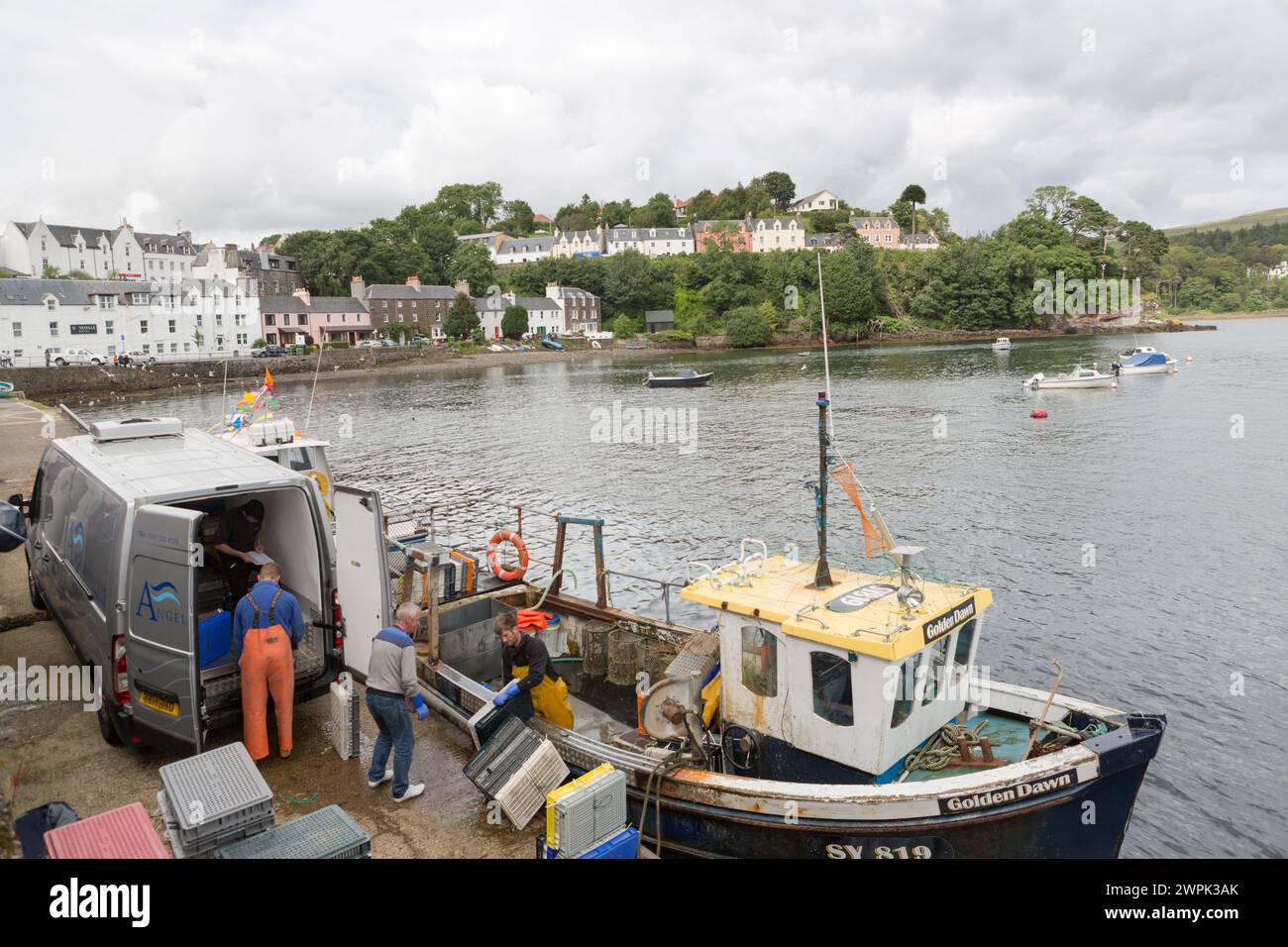 Großbritannien, Schottland, der Hafen von Portree auf der Isle of Skye. Stockfoto