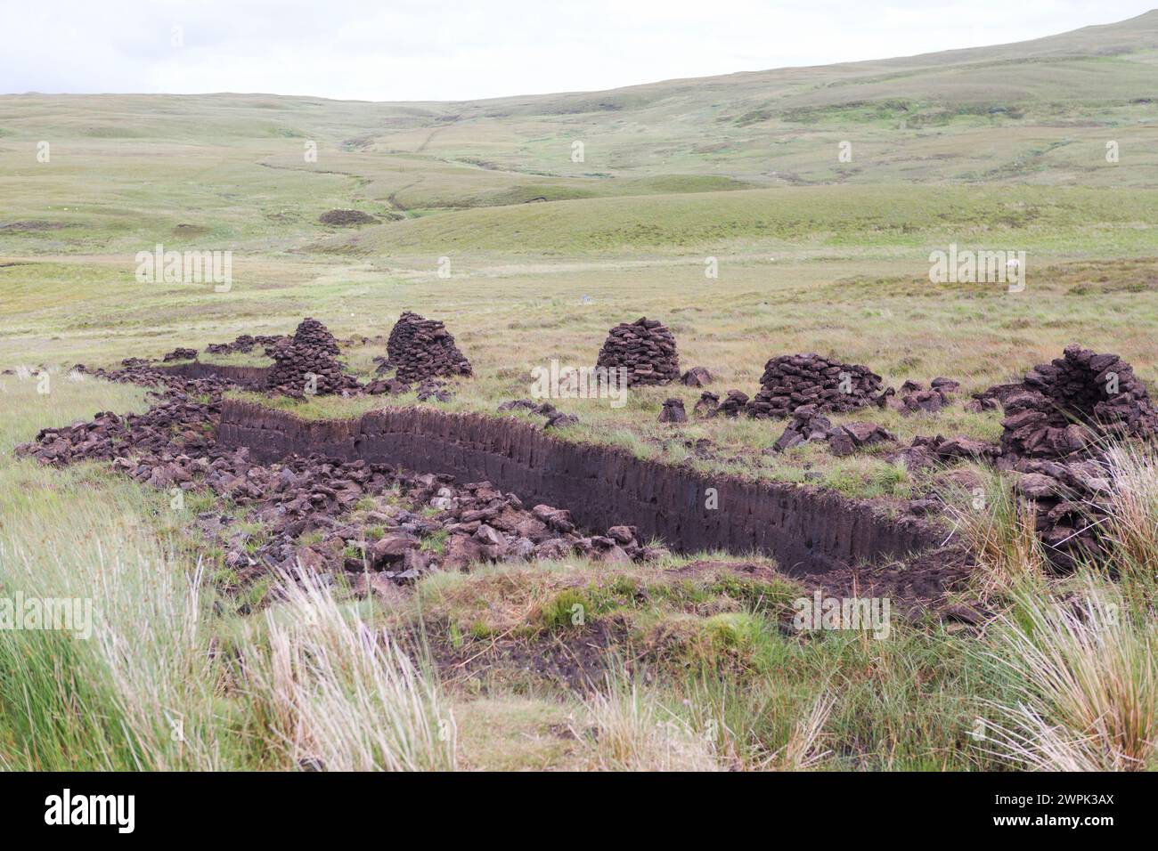 Vereinigtes Königreich, Schottland, Isle of Skye, Torfschneiden und Trocknen als Brennstoff. Stockfoto