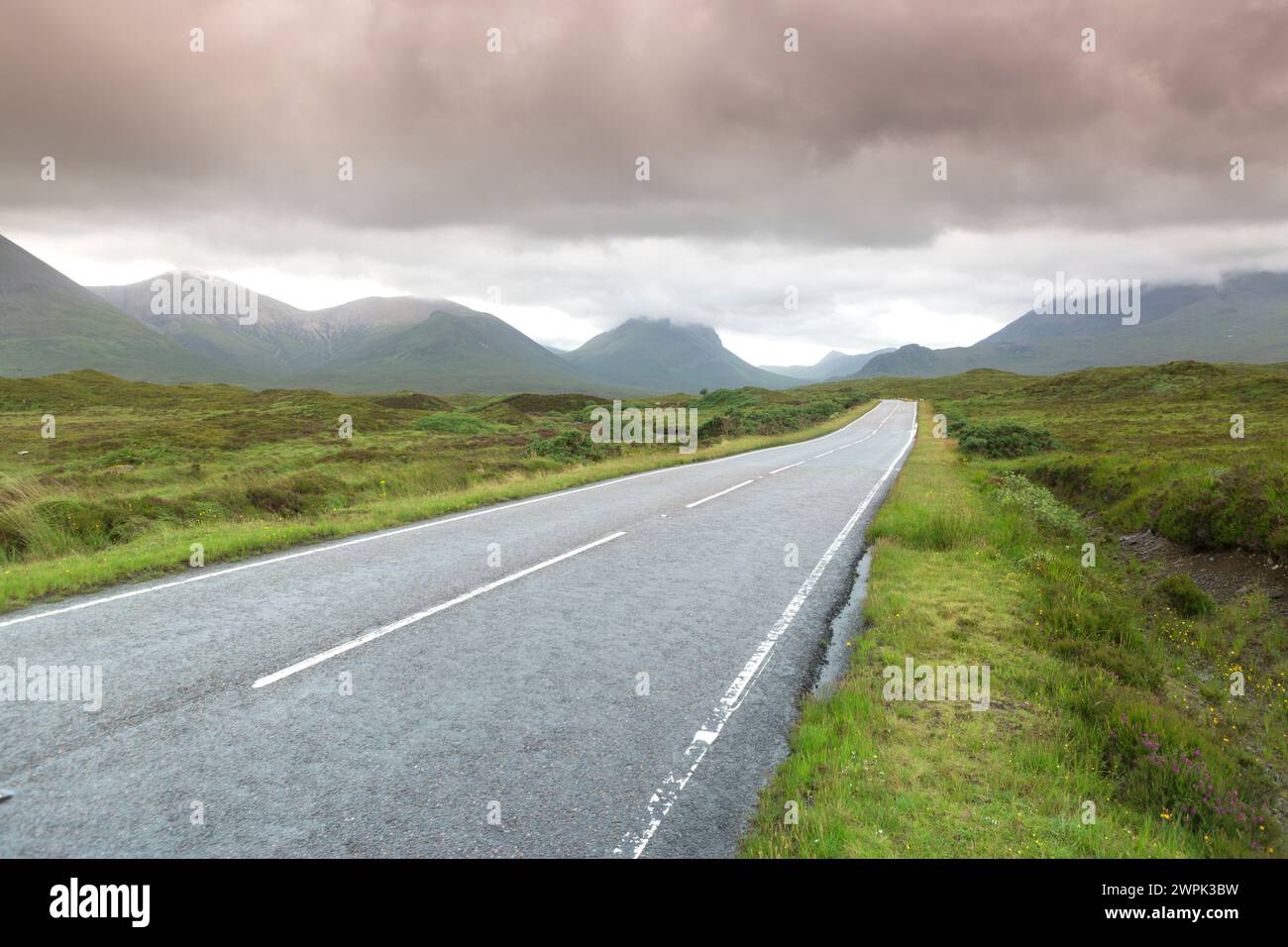 Großbritannien, Schottland, Isle of Skye, die Straße entlang des Glen Varragill an einem stürmischen Nachmittag mit den Cuillin Hills im Hintergrund. Stockfoto