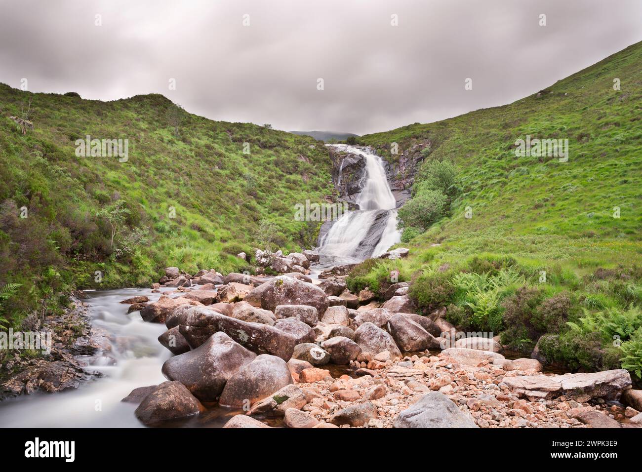 Großbritannien, Schottland, Isle of Skye, Wasserfall in Glen Brittle, der in Allen Coir' a' Mhadaidh mündet. Stockfoto