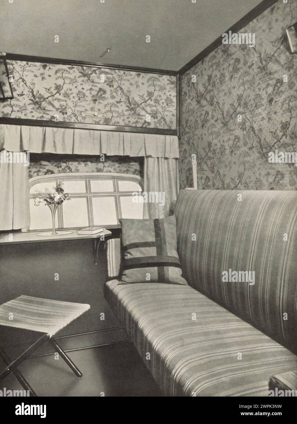 Fahrgastkabine zum Schlafen eingerichtet. LZ 127 Graf Zeppelin (Deutsches Luftschiff Zeppelin 127) war ein mit Wasserstoff gefülltes Luftschiff, das von 1928 bis 1937 mit der Baunummer LZ 127 (117. Zeppelin-Luftschiff) flog. Eigentümer: Luftschiffbau Zeppelin Q.m.b.H., Friedrichshafen a. B. Verwendung: LZ 127 soll die technische und wirtschaftliche Möglichkeit des transozeanischen Luftschiffverkehrs auf langen Strecken demonstrieren.Sammlung einschlägiger Erfahrungen, insbesondere der Erforschung der meteorologischen Bedingungen auf zukünftigen Transportwegen. Fahrten für wissenschaftliche und vermessende Zwecke Stockfoto