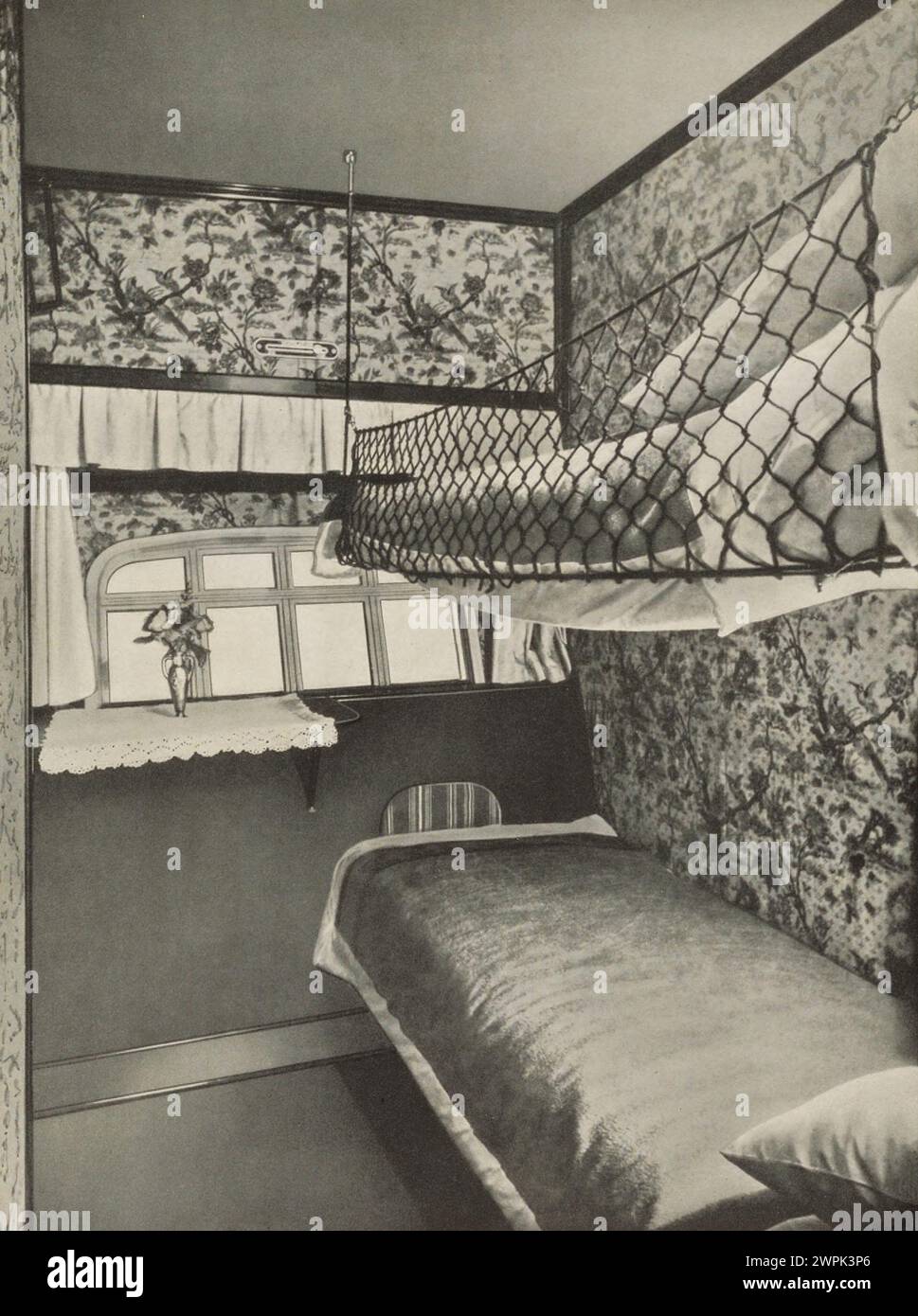 Fahrgastkabine für den Tagesgebrauch. LZ 127 Graf Zeppelin (Deutsches Luftschiff Zeppelin 127) war ein mit Wasserstoff gefülltes Luftschiff, das von 1928 bis 1937 mit der Baunummer LZ 127 (117. Zeppelin-Luftschiff) flog. Eigentümer: Luftschiffbau Zeppelin Q.m.b.H., Friedrichshafen a. B. Verwendung: LZ 127 soll die technische und wirtschaftliche Möglichkeit des transozeanischen Luftschiffverkehrs auf langen Strecken demonstrieren.Sammlung einschlägiger Erfahrungen, insbesondere der Erforschung der meteorologischen Bedingungen auf zukünftigen Transportwegen. Fahrten für Wissenschaft und Vermessung von pur Stockfoto