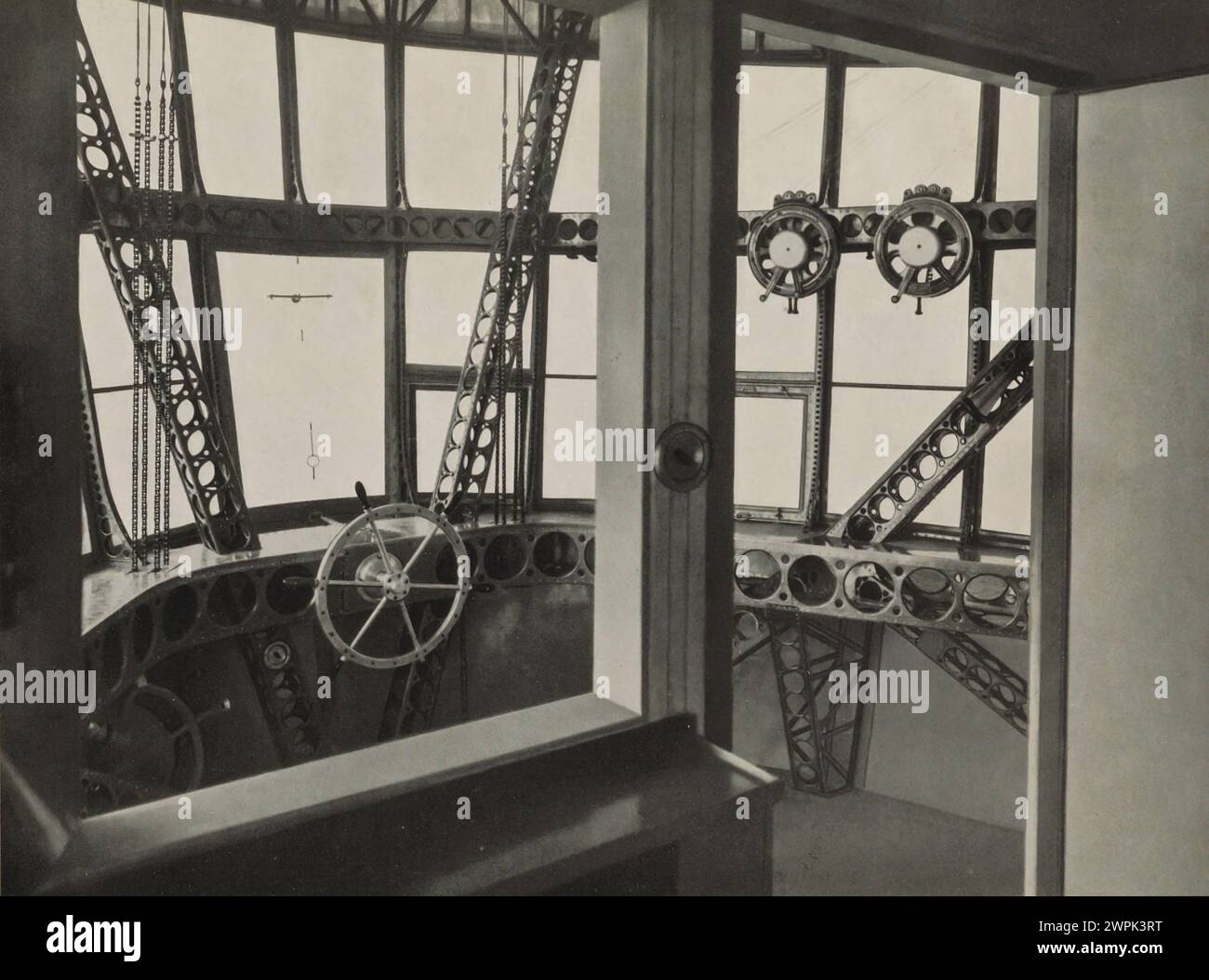 Ansicht der Steuerkabine. LZ 127 Graf Zeppelin (Deutsches Luftschiff Zeppelin 127) war ein mit Wasserstoff gefülltes Luftschiff, das von 1928 bis 1937 mit der Baunummer LZ 127 (117. Zeppelin-Luftschiff) flog. Eigentümer: Luftschiffbau Zeppelin Q.m.b.H., Friedrichshafen a. B. Verwendung: LZ 127 soll die technische und wirtschaftliche Möglichkeit des transozeanischen Luftschiffverkehrs auf langen Strecken demonstrieren.Sammlung einschlägiger Erfahrungen, insbesondere der Erforschung der meteorologischen Bedingungen auf zukünftigen Transportwegen. Fahrten zu wissenschaftlichen Zwecken und Vermessungszwecken. Verwenden als Stockfoto
