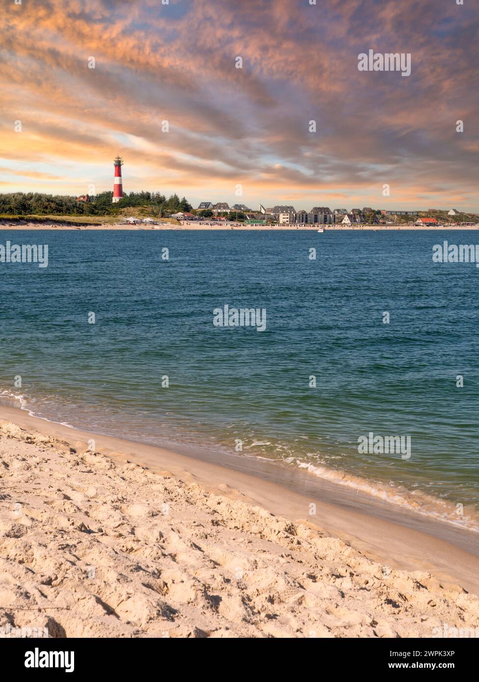 Küste von Hoernum mit Leuchtturm bei Sonnenuntergang, Insel Sylt, Nordfriesland, Schleswig-Holstein, Deutschland Stockfoto