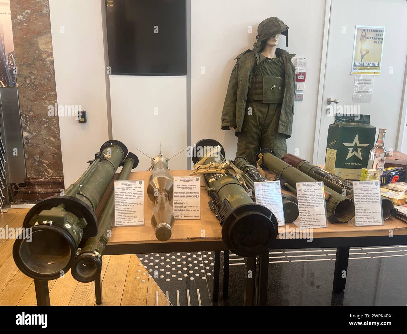 Brüssel, Belgien März 2024. Ausstellung des ukrainischen Zentrums für die Erforschung von Waffen und militärischer Ausrüstung in Brüssel in der Nähe des Europäischen Parlaments, Belgien, 7. März 2024. Die Ausstellung umfasst Panzerabwehrraketenwerfer, reaktive Mehrzweckgranaten, Fragmente unbemannter iranischer Shahed-Flugzeuge, Fragmente von Drohnen, Alkoholwodka, der von den Russen während des Krieges in der Ukraine verwendet wurde. Quelle: Supova Tereza/CTK Photo/Alamy Live News Stockfoto