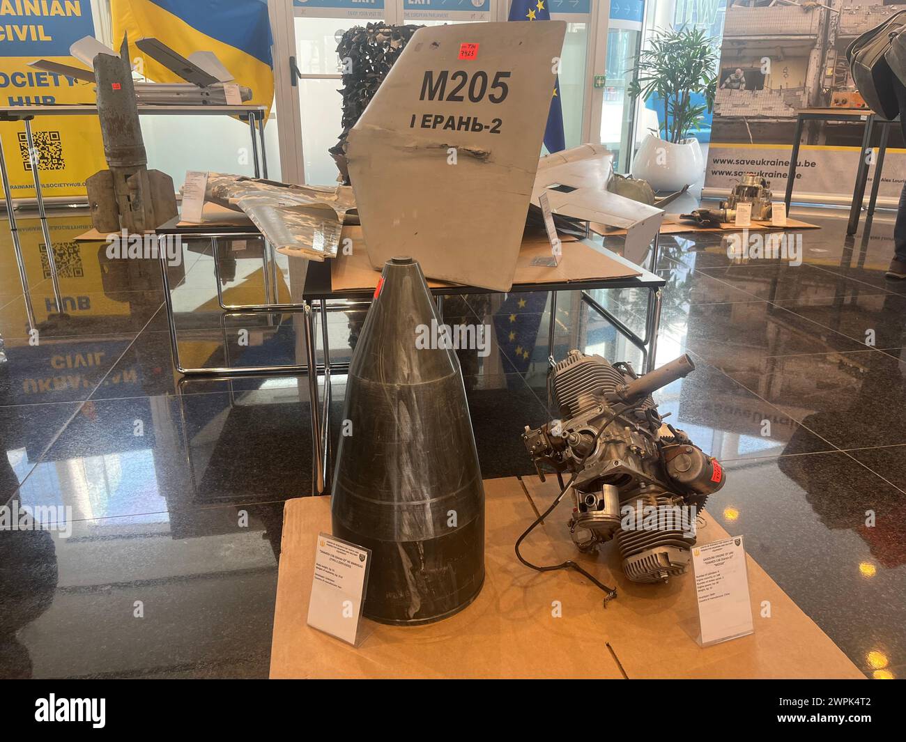 Brüssel, Belgien März 2024. Ausstellung des ukrainischen Zentrums für die Erforschung von Waffen und militärischer Ausrüstung in Brüssel in der Nähe des Europäischen Parlaments, Belgien, 7. März 2024. Die Ausstellung umfasst Panzerabwehrraketenwerfer, reaktive Mehrzweckgranaten, Fragmente unbemannter iranischer Shahed-Flugzeuge, Fragmente von Drohnen, die von den Russen während des Krieges in der Ukraine verwendet wurden. Quelle: Supova Tereza/CTK Photo/Alamy Live News Stockfoto