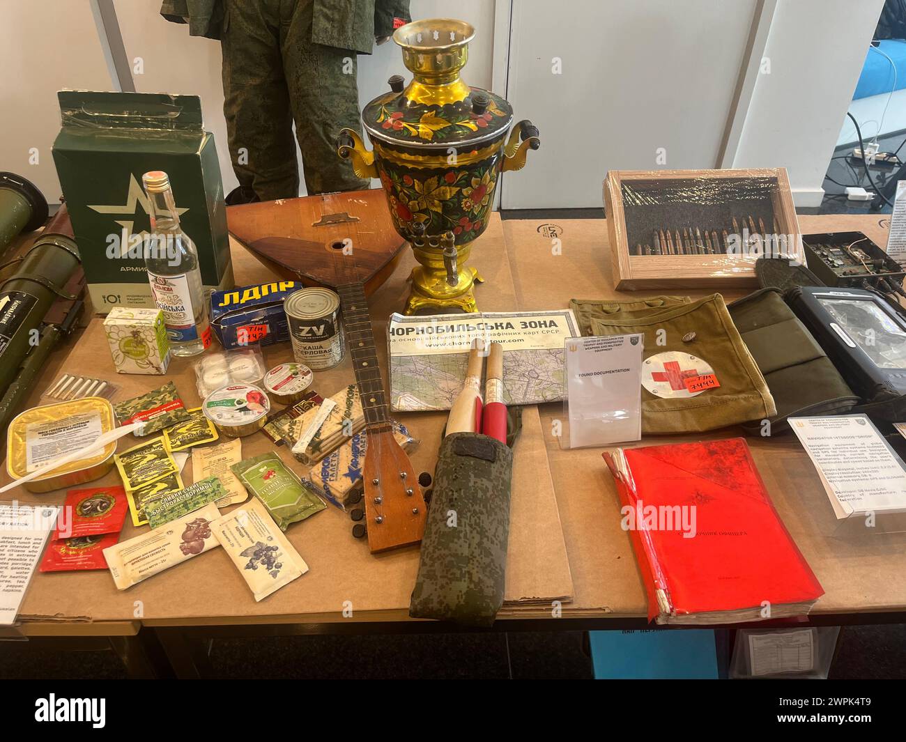 Brüssel, Belgien März 2024. Ausstellung des ukrainischen Zentrums für die Erforschung von Waffen und militärischer Ausrüstung in Brüssel in der Nähe des Europäischen Parlaments, Belgien, 7. März 2024. Die Ausstellung umfasst Panzerabwehrraketenwerfer, reaktive Mehrzweckgranaten, Fragmente unbemannter iranischer Shahed-Flugzeuge, Fragmente von Drohnen, schlechtes Essen, Alkohol-Wodka für Soldaten, die von den Russen während des Krieges in der Ukraine verwendet wurden. Quelle: Supova Tereza/CTK Photo/Alamy Live News Stockfoto