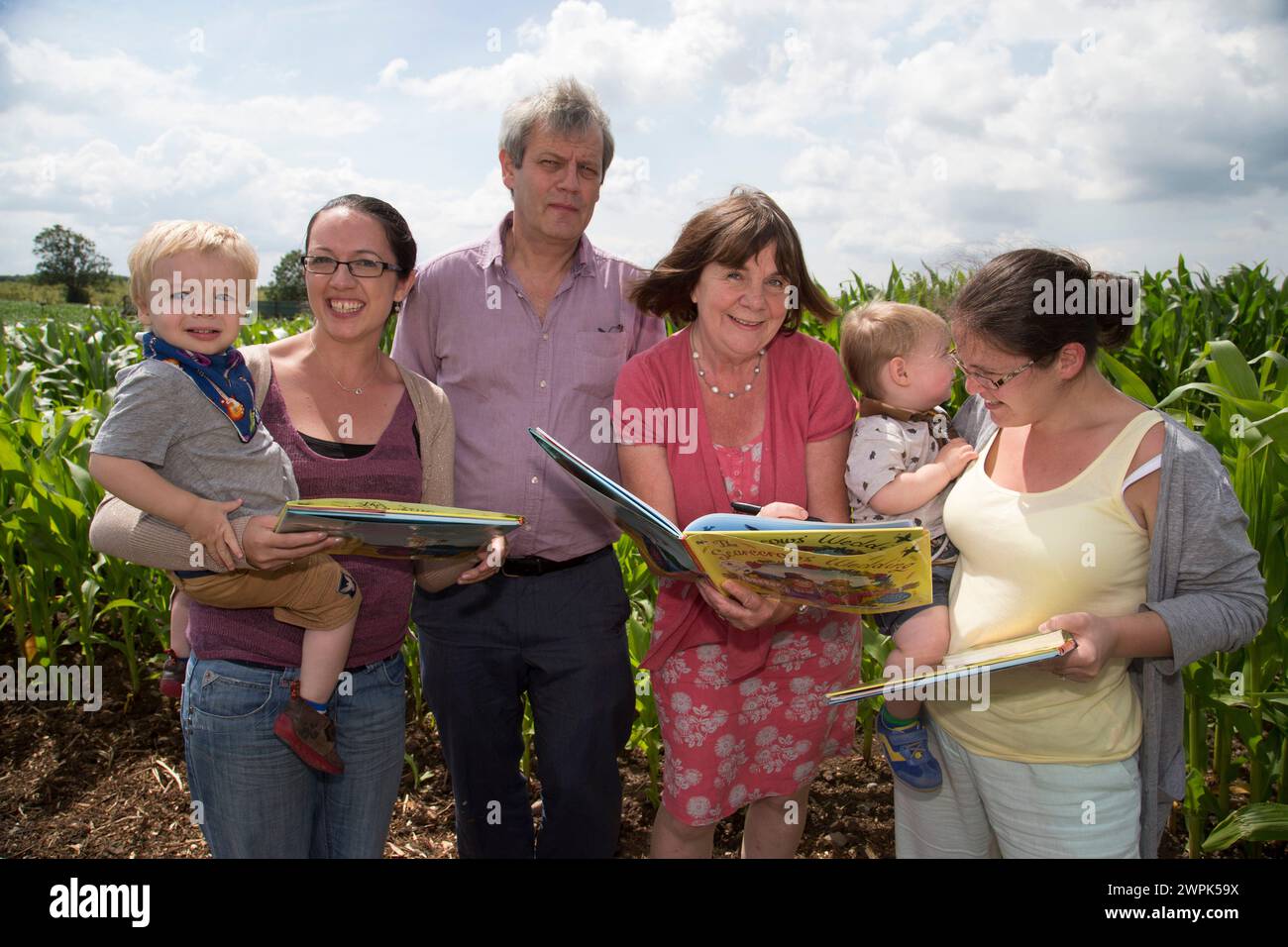 07/14 L/R: Alfie Hughes (20 Monate), mit seiner Mutter Lisa Moran, Axel ...