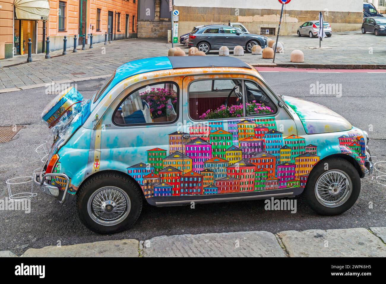 GENUA, ITALIEN - 20. MÄRZ 2021: Kleines und fröhliches Auto, lustig dekoriert und zum Verkauf von Blumen verwendet. Schießerei auf der Piazza Giacomo Matteotti. Stockfoto