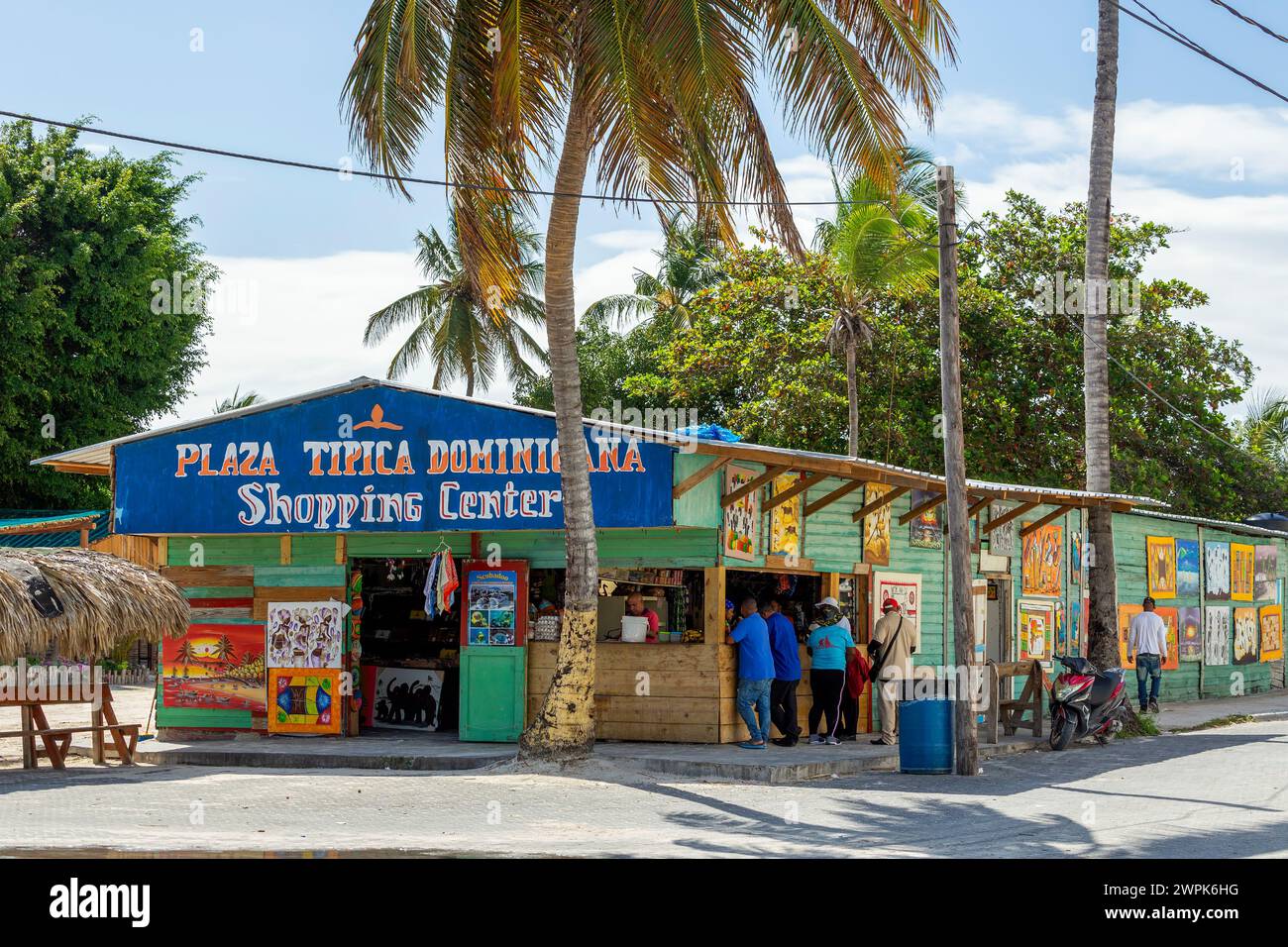 SANTO DOMINGO, DOMINIKANISCHE REPUBLIK - 11. MÄRZ 2020: Kleine dominikanische Souvenirläden für Touristen, in der Nähe des Strandes und der Touristenorte. Stockfoto