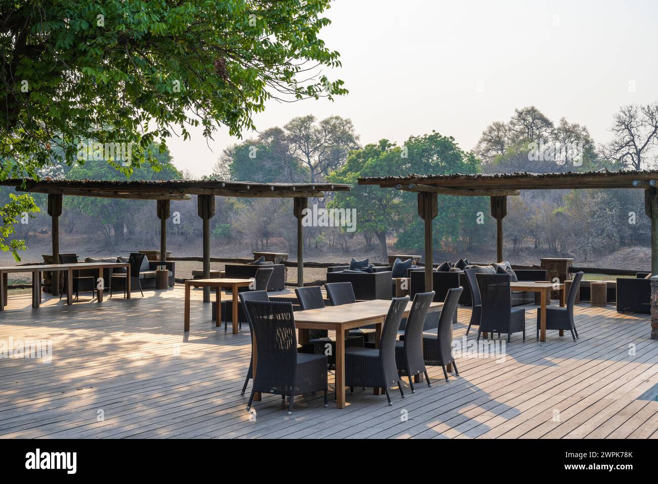 Essbereich im Freien in der Mfuwe Lodge im Mfuwe Sektor des South Luangwa National Park in Sambia, Südafrika Stockfoto
