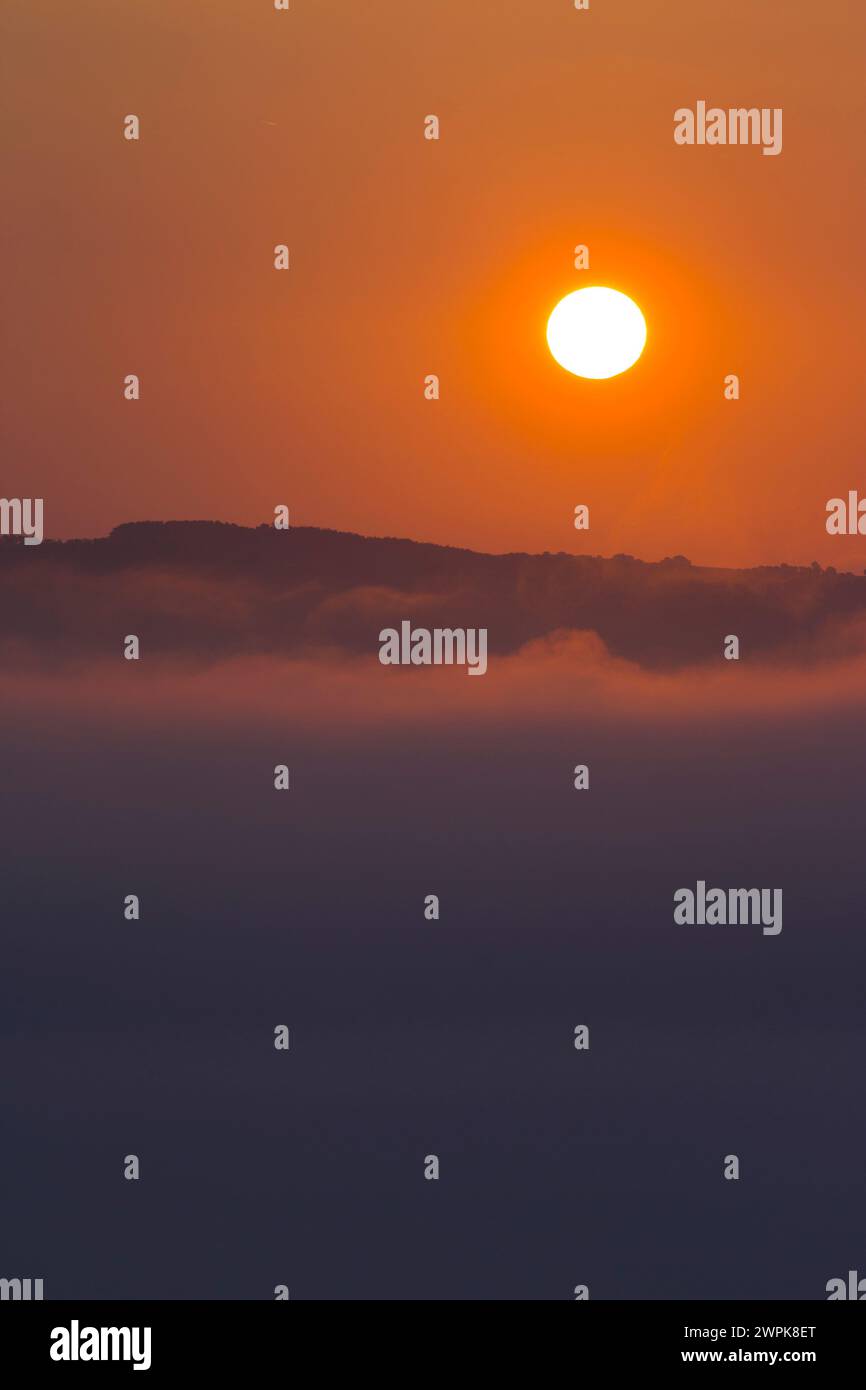 10/09/14 Dunst klebt an Ackerland, wenn die Dämmerung über dem Arun Valley in West Sussex bricht. Alle Rechte vorbehalten – F-Stopp drücken. www.fstoppress.com. Tel.: +4 Stockfoto