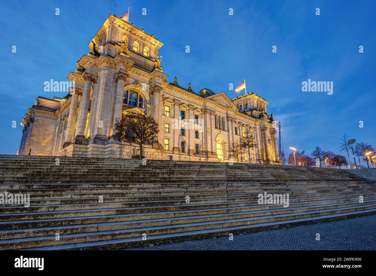 Der berühmte Reichstag, Sitz des Deutschen Bundestages, in Berlin bei Sonnenaufgang Stockfoto