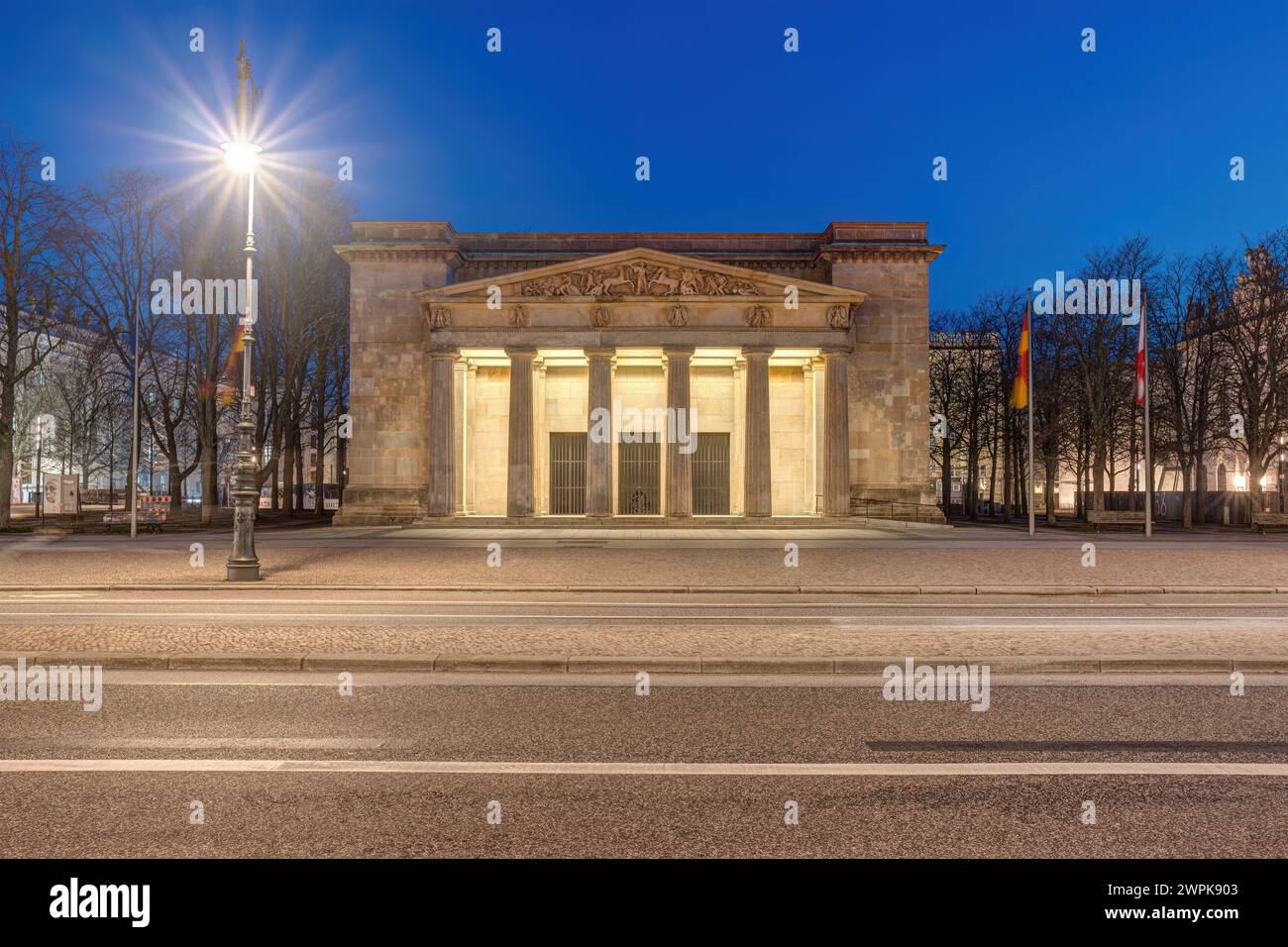Die Neue Wache in Berlin, die Zentrale Gedenkstätte der Bundesrepublik Deutschland für die Opfer von Krieg und Diktatur, in der Nacht Stockfoto