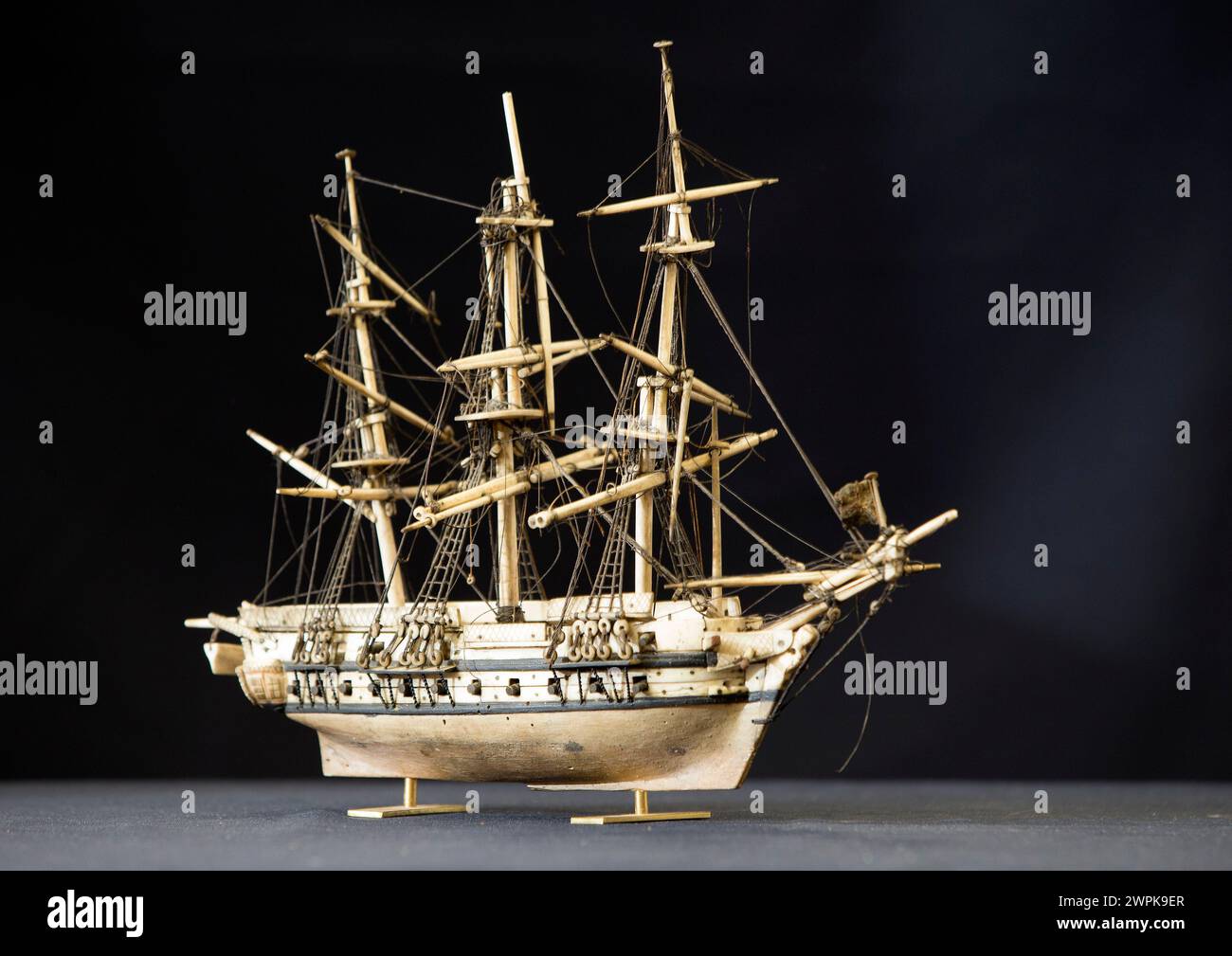 19/09/14 Ros Beardsley von Hansons Auctioneers inspiziert das Schiff vor der Auktion nächste Woche. Ein seltenes Modell eines Kriegsschiffes wird erwartet, es zu holen Stockfoto