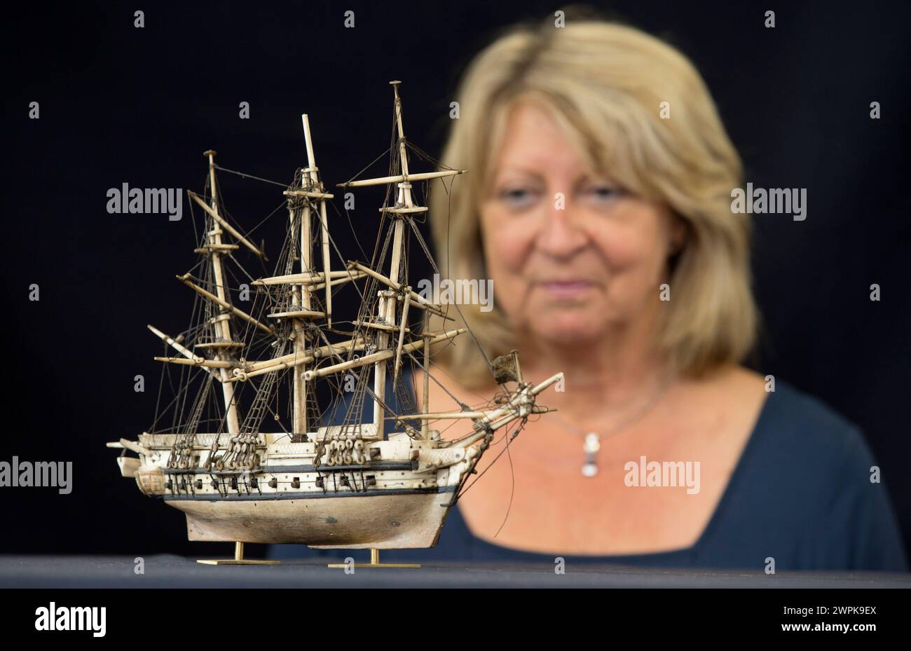 19/09/14 Ros Beardsley von Hansons Auctioneers inspiziert das Schiff vor der Auktion nächste Woche. Ein seltenes Modell eines Kriegsschiffes wird erwartet, es zu holen Stockfoto