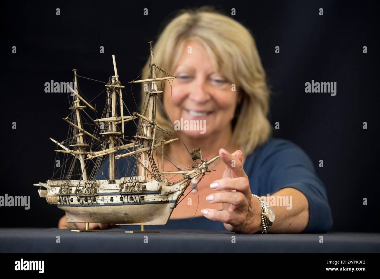 19/09/14 Ros Beardsley von Hansons Auctioneers inspiziert das Schiff vor der Auktion nächste Woche. Ein seltenes Modell eines Kriegsschiffes wird erwartet, es zu holen Stockfoto