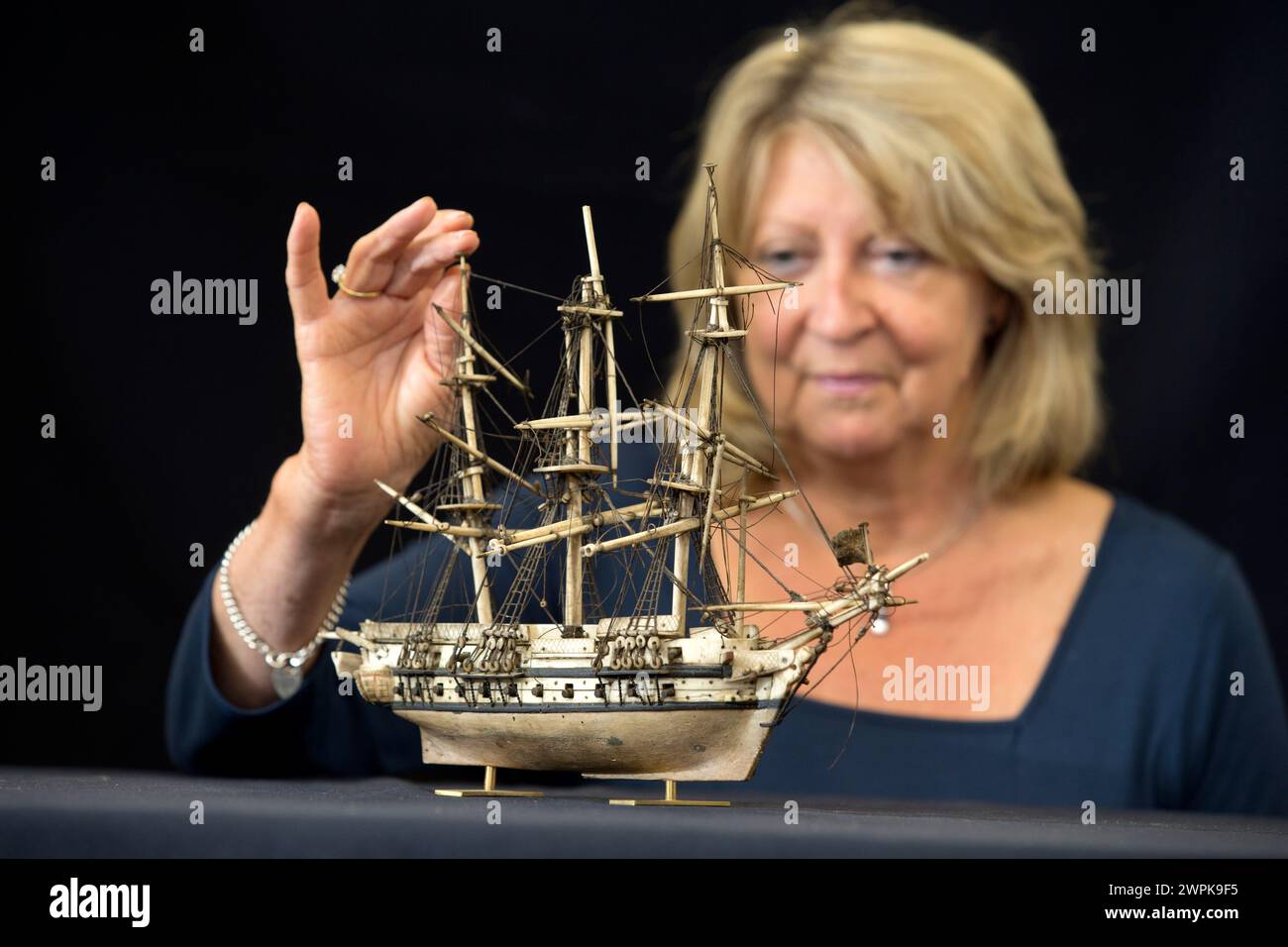 19/09/14 Ros Beardsley von Hansons Auctioneers inspiziert das Schiff vor der Auktion nächste Woche. Ein seltenes Modell eines Kriegsschiffes wird erwartet, es zu holen Stockfoto