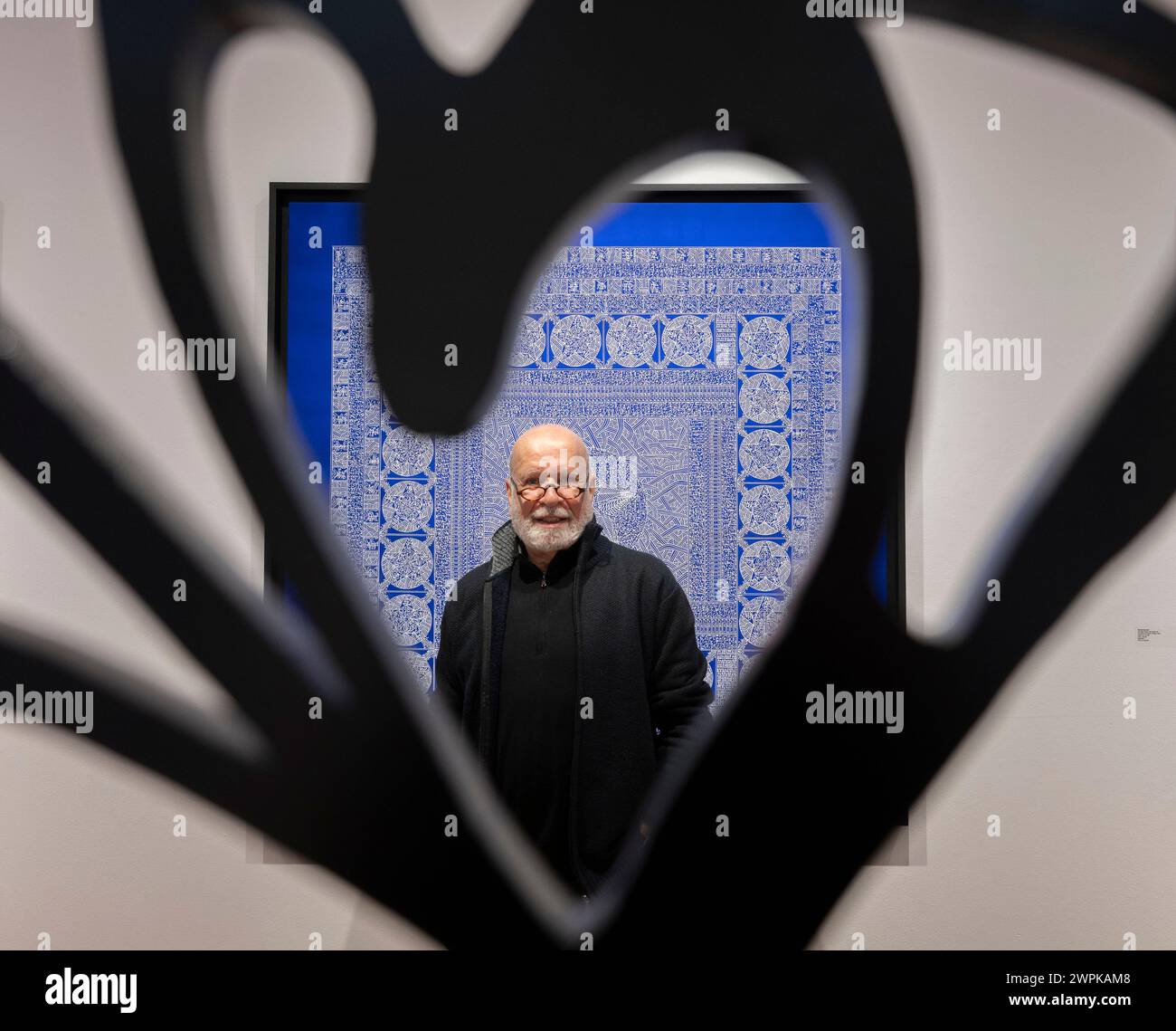 Oktober Gallery, London, Großbritannien. März 2024. Celestial Blue ist eine Einzelausstellung neuer Werke des algerischen Künstlers Rachid Koraichi (Foto). Ausgehend von den komplizierten Texten der arabischen Schrift, oft in umgekehrter oder spiegelter Schrift, setzt Koraichi Symbole, Zahlen und Chiffren ein, die aus einer Vielzahl von Sprachen und kulturellen Traditionen stammen. Vom 7. März bis 13. April umfasst die Ausstellung Leinwandarbeiten, durchsetzt mit statuesken Stahlskulpturen, in seinen charakteristischen figurativen Formen. Die Leinwände sind inspiriert von den Nasibs des Sufi-Mystikers und Schriftstellers Ibn'A aus dem 12. Jahrhundert Stockfoto