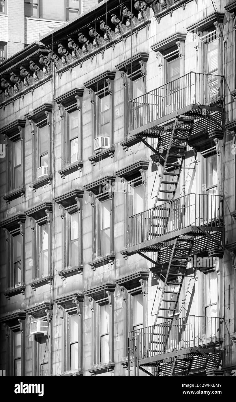 Schwarzweiß-Foto eines alten Gebäudes mit Feuertreppe, New York City, USA. Stockfoto
