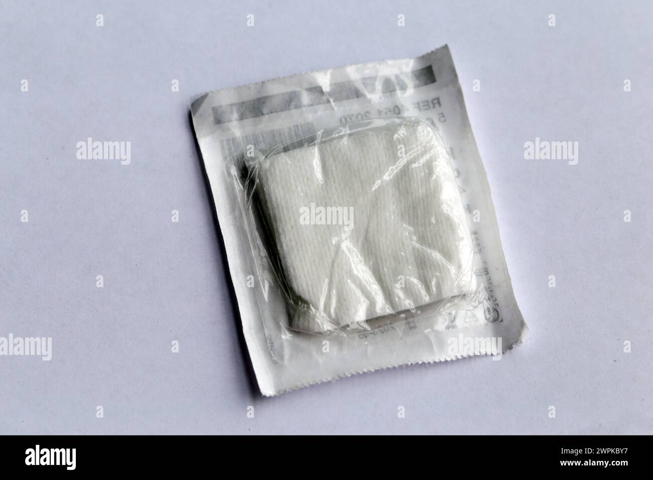 Espoo, Finnland - April 2020: Packung mit Mullbads, die in medizinischen Dienstleistungen wie chirurgischen Operationen und erste Hilfe als Schutz und Wundversorgung verwendet werden. Stockfoto Espoo, Finnland - April 2020: Packung mit Mullbads, die in medizinischen Dienstleistungen wie chirurgischen Operationen und erste Hilfe als Schutz und Wundversorgung verwendet werden. Stockfoto